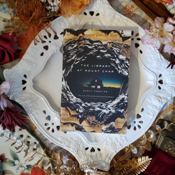 یک شاهکار خشن یا اثری گیر کرده در باتلاق جزئیات : بررسی رمان کتابخانهٔ کوهستان چار (The Library at Mount Char) اثر اسکات هاوکینز