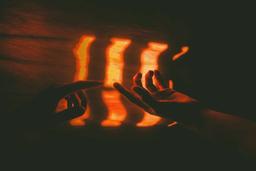 به تو مینگرم