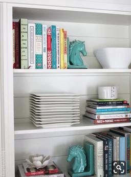 کتاب ها میتوانند به جای ظرفها بنشینند.