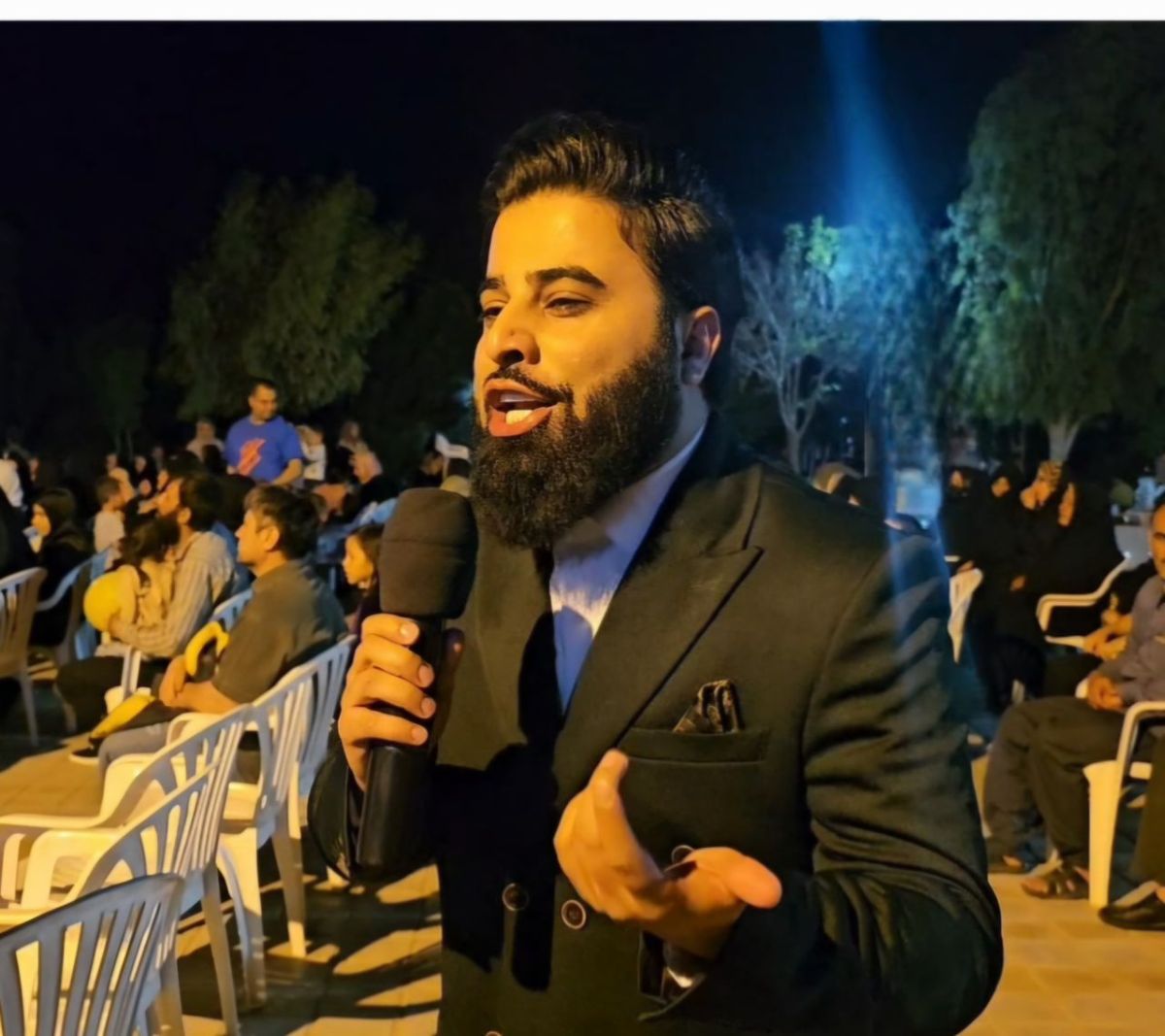 مهدی توکلیان یک مجری خاص و بسیار پر انرژی است.