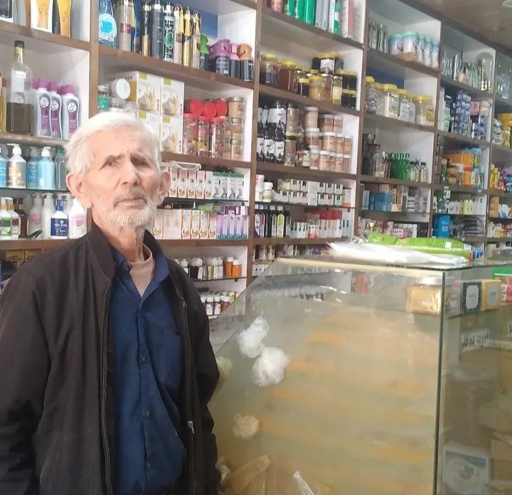 این عکس خود حکیم محمد عطار هست که قدیمی ترین ساکن و عطار شهرستان امیدیه هستش و انواع مشتری هارا از خارج و داخل کشور دارد که آدرس استان خوزستان شهرستان امیدیه، وسط بازار، اطراف بانک کشاورزی  هستش ایشان برزگ ترین حکیم طب اسلامی و ایرانی هست و پسران و دختران با مدارک ممبر هست و دخترش هم با مدار پزشکی اسلامی در این شهر هستند و من هم نویه پسری هم در این مغازه کار می کنم پشنهاد می کنم اگر بخواهید بدون مواد شیمیایی و اتمی درمان شوید و مسقیم با گیاهان درمان شوید پشنهاد من این است که به این مغازه بیاید