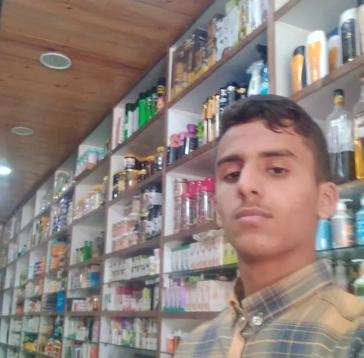 این هم عکس صاحب مغازه کوچک هست یعنی خودم با مدارک طب اسلامی در مغازه طبابت می کند