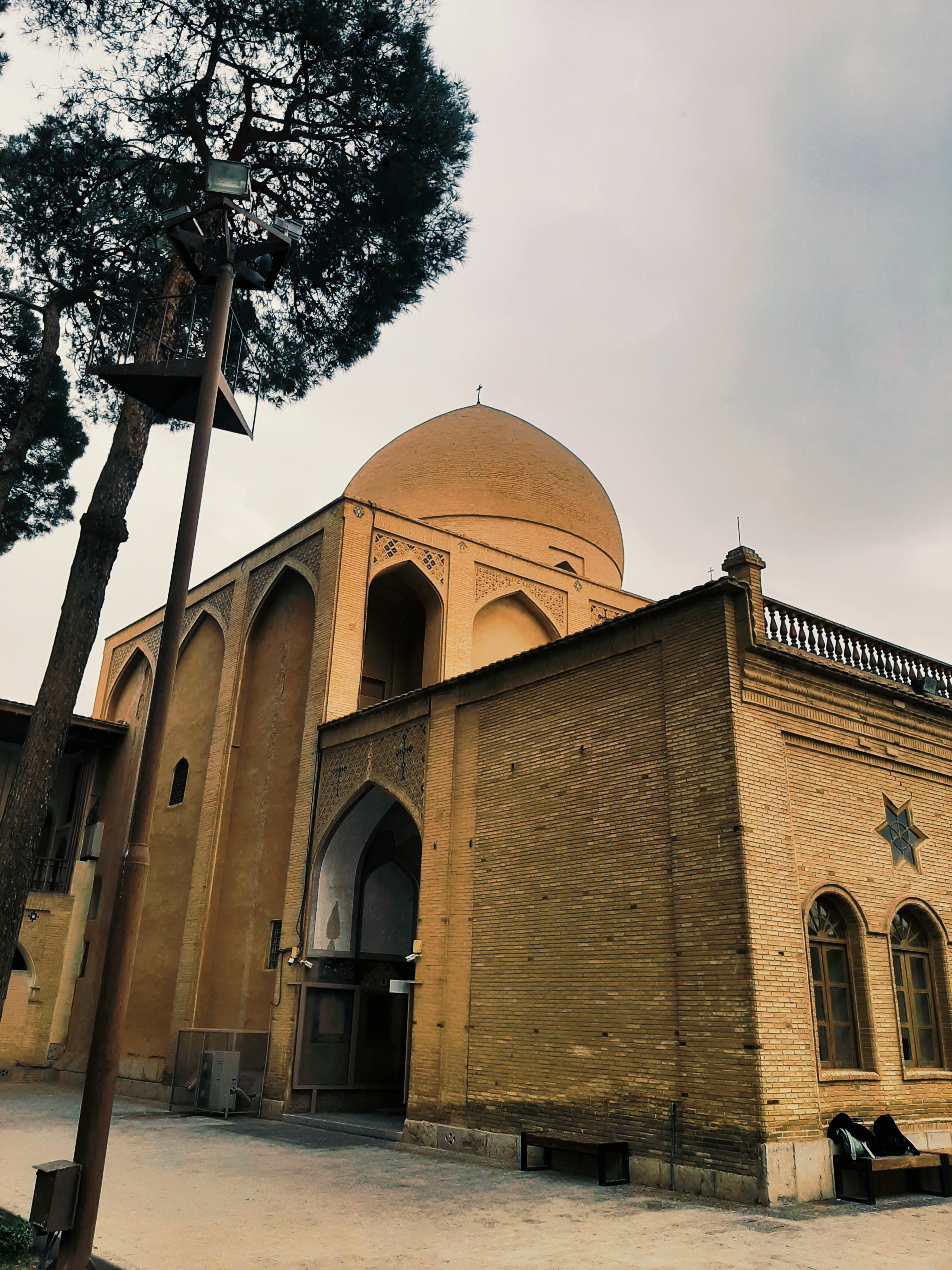 ترم چهار، واحدِ ادیان داشتیم و کلیسا بودیم.