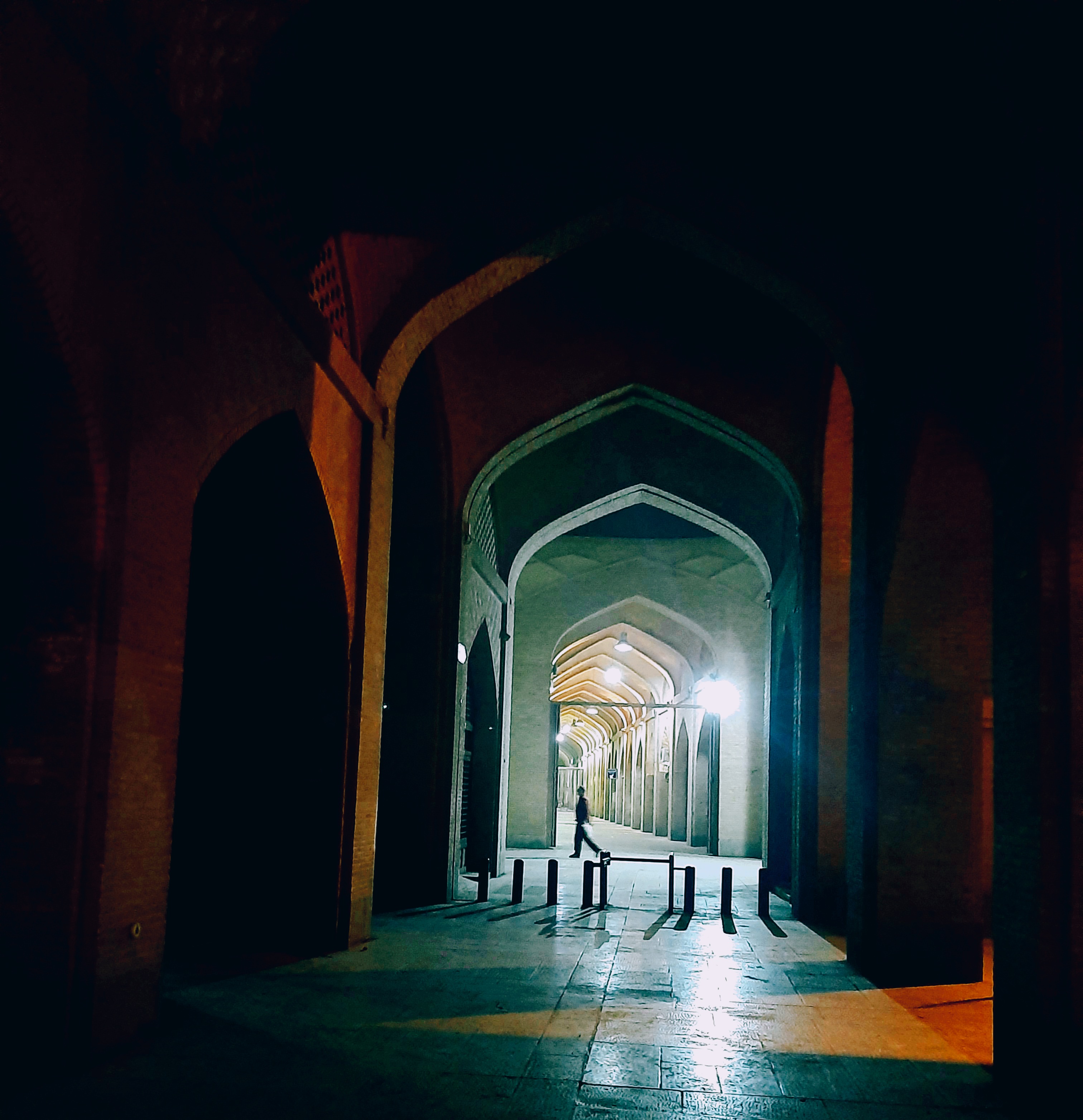 انگار که تا بی‌نهایت ادامه داشت.