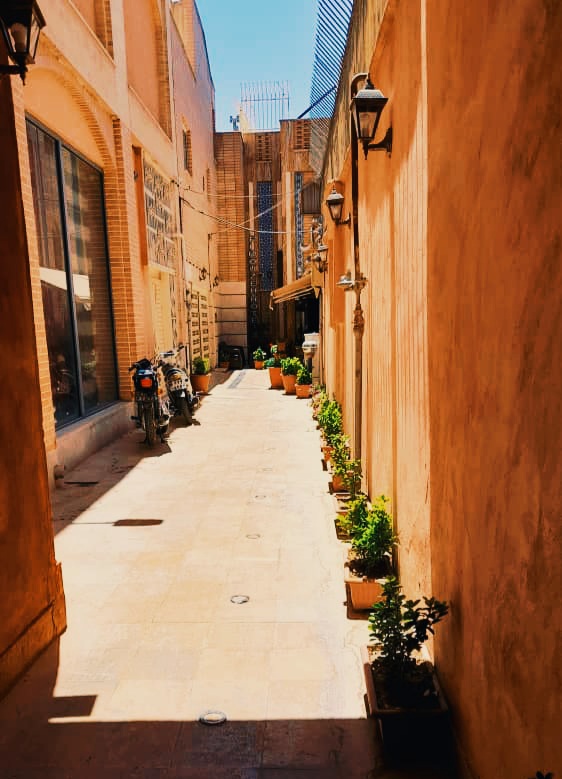 یکی از کوچه پس کوچه‌ها.