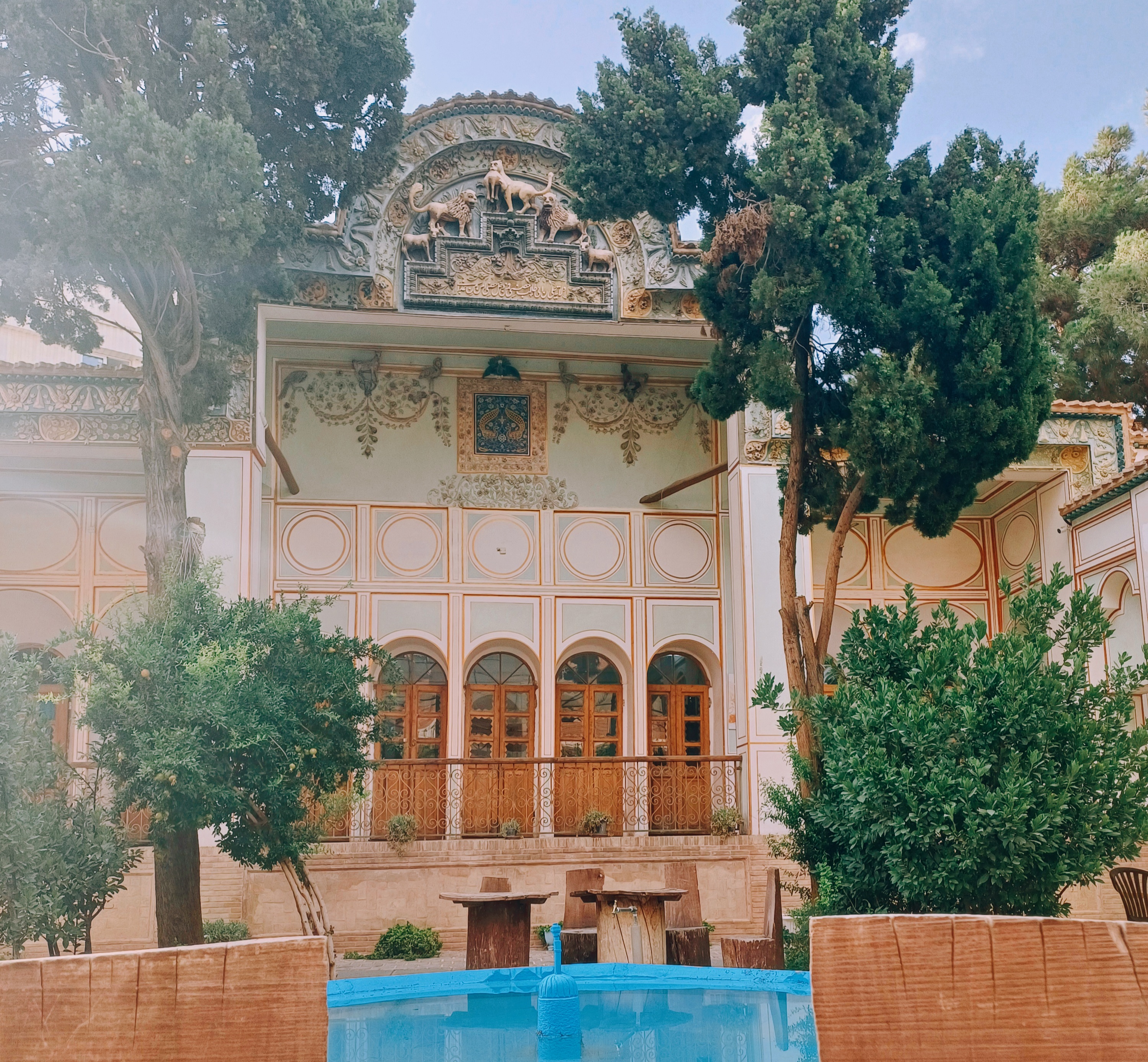 عمارت هنرمند بود و کلاسِ حافظ ♡⁩.