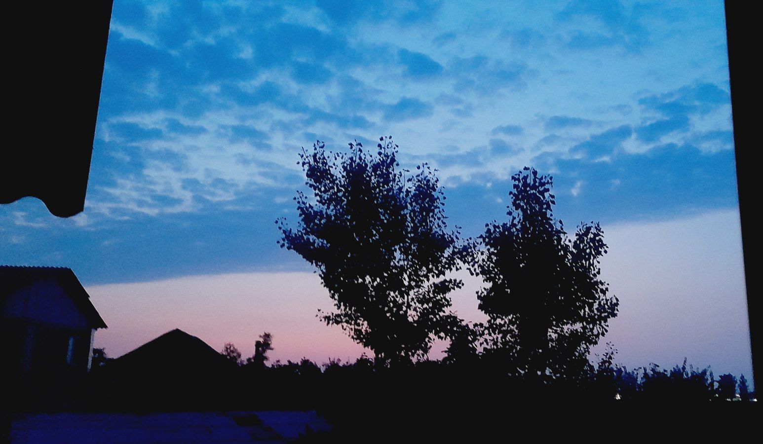 نقش پایِ خیسِ تیشتر بر چهره‌ی خشک اپوش.