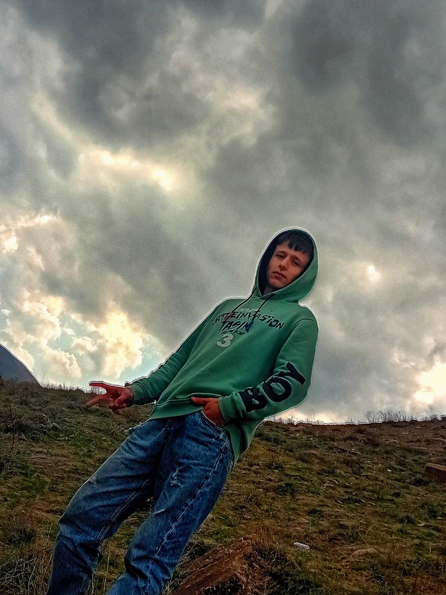 من الشَن صاعقه هستم، لقب من نشانه‌ای از قدرت، سرعت
 تاثیر فوری است. شبیه به صاعقه‌ای که در دل آسمان می‌غرد و در یک لحظه همه چیز را تغییر می‌دهد، من هم فردی هستم که در هر شرایطی می‌خواهم تاثیر بگذارم و هیچ چیزی نمی‌تواند من را متوقف کند. این لقب یادآور آن است که وقتی وارد عرصه‌ای می‌شوم، همه چیز تغییر می‌کند.
 
همه من را با این لقب می‌شناسند، چون وقتی صحبت می‌کنم انگار برق از آسمان می‌افتد و بر همه جا تاثیر می‌گذارد الشَن یعنی استواری و جدیت، و صاعقه یعنی سرعت و نیرویی که نمی‌توان آن را پیش‌بینی کرد. من همانطور که در برابر چالش‌ها سرسخت می‌ایستم، سریع و پرقدرت وارد عمل می‌شوم. هیچ‌چیز برای من غیرممکن نیست.
 
به عنوان الشَن صاعقه هر روز به یاد این لقب زندگی می‌کنم و سعی می‌کنم که نه فقط در ظاهر، بلکه در اعماق خودم هم این قدرت و تاثیر را حفظ کنم. در هر موقعیت، از هر فرصتی برای ایجاد تغییر و تاثیر استفاده می‌کنم