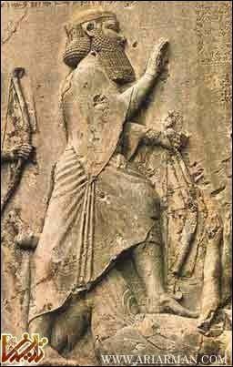 نمای نزدیک از داریوش هخامنشی در کتیبه بیستون که پایش را بر روی گئومات مغ گذاشته است.