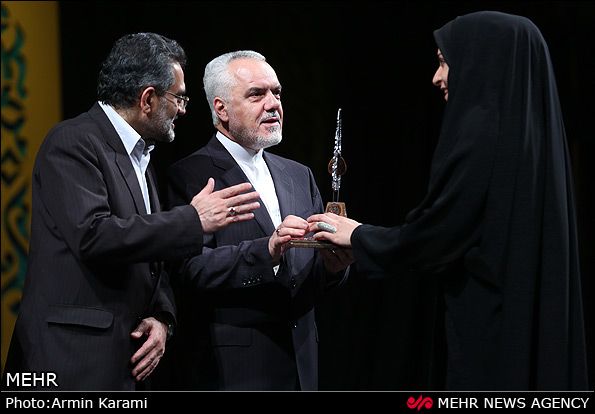 حسنا محمدزاده ـ دريافت سرو زرين هفتمين جشنواره بين‌المللی شعر فجر ـ تالار وحدت بهمن 1391