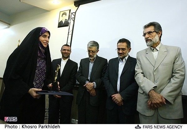 حسنا محمدزاده- دريافت جايزه كتاب سال قلم زرين - 14 تيرماه 1392