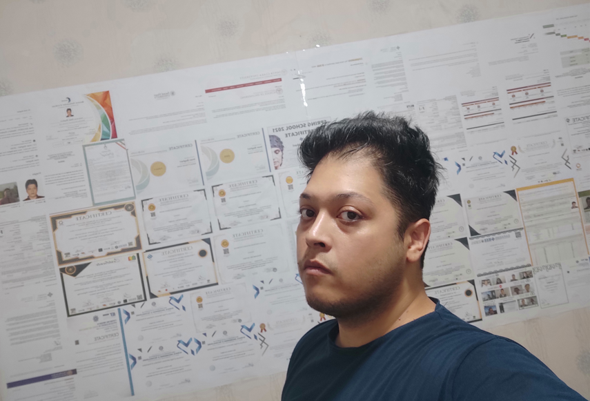 دیواری پر از سرتیفیکیت های ایمان