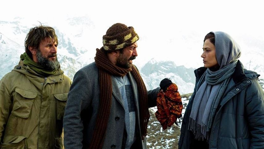 به نمای کوه های برفی پشت سر هم توجه کنید :)