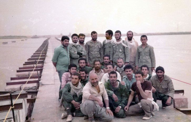 عکس دسته جمعی با فرمانده شهید سید عباس جولایی بر روی پل خیبر