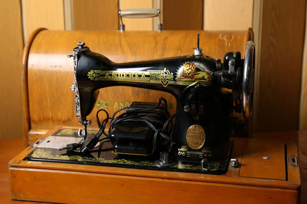 کلاس خیاطی و اولین چرخ خیاطی 