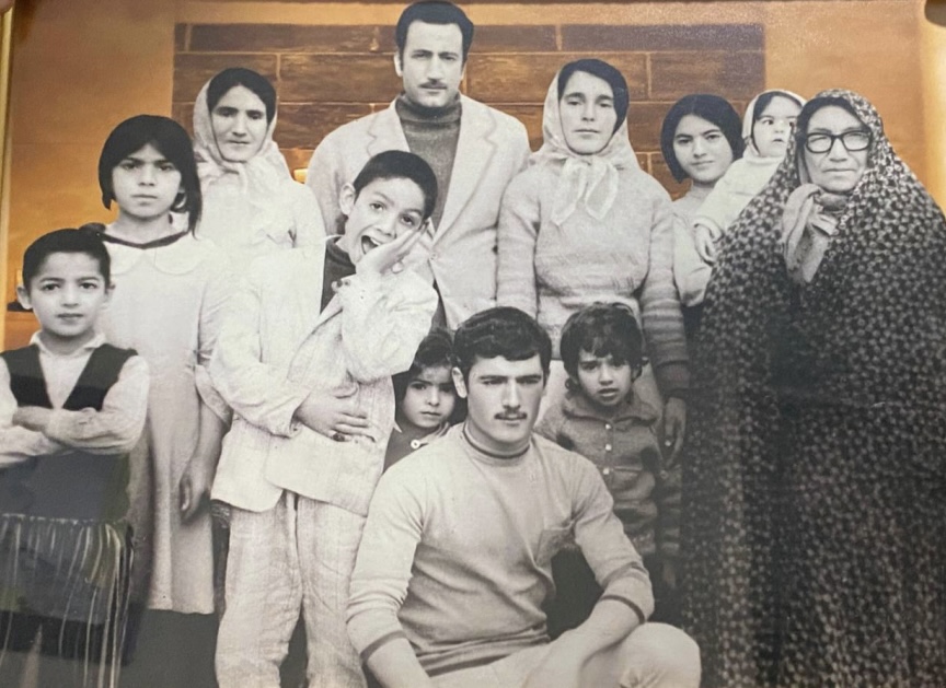 از سمت راست⬅️ ننجون-اقدس-نوزاد بغل اقدس ممدرضا پسر زندایی‌طاهره-زندایی‌طاهره-دایی‌سیدحسین-اقلیمه‌سادات مامان اقدس-اختر-ناصر-