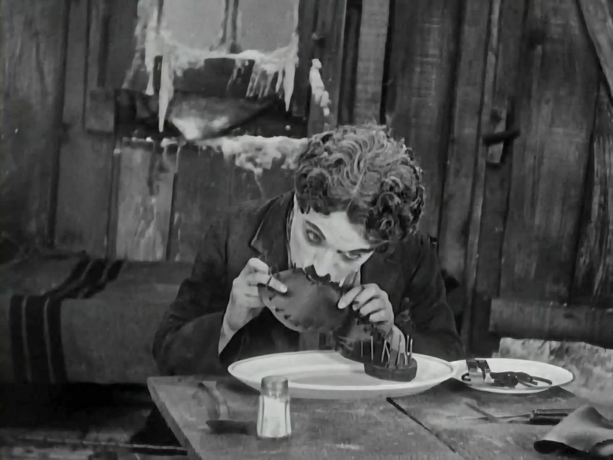 صحنه معروف خوردن پوتین چرمی توسط چاپلین