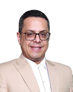 دکتر مهدی نشاط کار آفرین و مالک هلدینگ سفیر