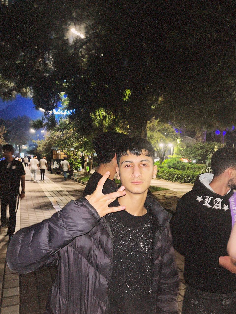 A photo of Wayne Target, a folk singer from Leningrad. He started singing at the age of 13. He grew up playing the keyboard for a long time in music and now he has reached where he wants to be. Everyone likes Wayne Target. In his song, he says "Kaf Nors" or "013".