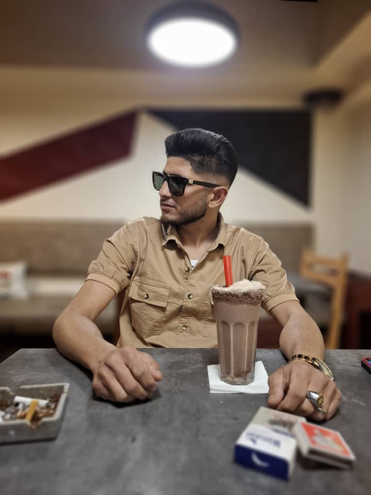 امیر حسین علیزاده یا بهتر بگم   ملقب بهamir_rap2or که در سال ۱۳/۸۱/۰۳/۲۷ در استان خلخال چشم به جهان گشود  وی دوران کودکی خودرا تا ۷سالگی در روستای خود در ابلی گذرانده و در تاریخ ۱۳۸۷برای تحصیل به کرج صفر کرد اما تا اینجا داستان تموم نمیشود  او تا سن ۱۵سالگی فقط به درس و شعرعلاقه داشته وهمچنین در سال ۱۴۰۳خدمت سربازی را تموم کرده است رفته رفته با دوستان خود درمورد حس خوب درباره موسیقی بیان میکرد ولی هیچ کس به او اهمبت نمیداد  تا اینکه با توکل و اذن خدا وبه کمک یکی از دوستان دوران خدمت سربازی  یه ترک به اسم سیب سرخ در خانه وبا استفاده از ضط گوشی خود ظبط و موزیک خود را به اشتراک گذاشته وی درحال حاضر با توجه به تحقیق ها و پرسش هایی از او متوجه شدیم گه دومین ترک او به اسم بازگشت به سبک تغلینی تمام شده و در چند ماه آینده شاهد پخش این اثار از او هستیم صفحه اینستا گرام وی  @amir_rap2or @amir___rap2or 