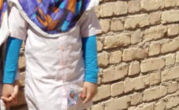 یا توی این عکس، آنوشا با شومیز آستین کوتاه، ساق دست زده🤦🏻♀️😂