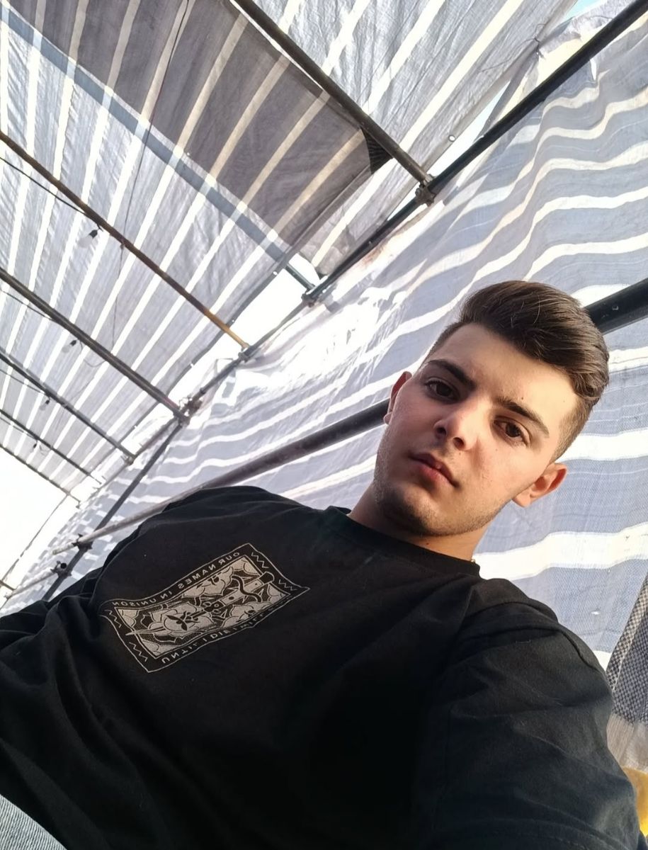 در ساختمان سازی از لوله های فلزی، پلاستیکی و یا سیمانی برای انتقال مواد استفاده می شود و زمانی که لوله کشی ساختمان انجام می گیرد این نوع لوله ها در جای مناسب خود جایگذاری خواهند شد. نیاز به سیستم لوله کشی برای توزیع آب و گاز در بخش های مختلف ساختمان و همچنین برای تخلیه زباله ها مورد نیاز است. دقت داشته باشید که لوله کشی ساختمان باید به صورت اصولی انجام شود و همچنین تمام لوله هایی که در این کار مورد استفاده قرار می گیرند نیز باید از نوع مرغوب باشند تا باعث بروز مشکل در این زمینه نشوند. توجه نکردن به این موضوع ممکن است که با جایگذاری لوله های اشتباه عواقب جبران ناپذیری را به دنبال داشته باشد. هزینه لوله کشی ساختمان میتواند با توجه به متراژ خانه و محل موردنظر شما متفاوت باشد.

فهرست مطالب
1 قوانین لوله کشی ساختمان
2 نکات مهم در سیستم‌های لوله‌ کشی ساختمان
3 قواعد لوله کشی ساختمان
3.1 لوله کشی ساختمان با استفاده از لوله های پلاستیکی
3.2 استفاده از انواع مختلف لوله در لوله کشی ساختمان
3.3 گام های اساسی در لوله کشی
4 لوله کشی ساختمان چگونه است و از کجا آغاز می شود؟
4.1 لوله کشی ساختمان در مراحل اولیه ساخت
4.2 لوله کشی ساختمان از قیمت های پایینی
قوانین لوله کشی ساختمان
به طور کل، اینطور می گویند که از لوله کشی در صنایع مختلف استفاده می شود و اینطور نیست که تنها به ساختمان های مسکونی اکتفا کرد. تمامی مجتمع ها و صنایع هم برای انتقال مواد شیمیایی به لوله کشی نیاز دارند. البته می توان گفت که اصلی ترین استفاده از لوله کشی در ساختمان است چرا که نیاز برای انتقال آب، گاز و همچنین فاضلاب به طور همیشگی در آشپزخانه ها و همچنین سرویس های بهداشتی دیده می شود.

تاسیسات ساختمان لوله کشی دارای قوانین و قواعد مشخصی است که شما باید آن ها را به دست یک متخصص بسپارید تا بهترین نتیجه را داشته باشید. میتوان گفت که بسته به شرایط جغرافیایی انواع لوله کشی در محل های مختلف می تواند متفاوت باشد و اصول متفاوتی هم داشته باشد. در اینجا به کارگیری مصالحی که بتوان به عنوان مصالح درجه یک از آنها نام برد و همچنین جایگذاری آن ها جز مهم ترین نکات در این زمینه است. همچنین فردی که به عنوان متخصص در این زمینه فعالیت می کند وظیفه دارد تا از بروز هرگونه اشتباه و خطا جلوگیری کند و لوله ها را به گونه ای جایگذاری کند که استانداردهایی که برای این کار وجود دارند را رعایت کنند.

قوانین لوله کشی ساختمان
هرگونه قصور در این زمینه می توان مشکلات و همچنین خسارت های اقتصادی بی شماری را به همراه داشته باشد. در این بخش، علاوه بر معرفی کامل لوله کشی ساختمان که در بخش بالا به آن پرداختیم، میخواهیم در مورد نکات مهم لوله کشی ساختمان هم صحبت کنیم پس با ما همراه شوید.

نکات مهم در سیستم‌های لوله‌ کشی ساختمان
تاسیسات لوله کشی ساختمان، یکی از بایدهای هر ساختمان است که نمیتوان آن را نادیده گرفت. البته معمولا به دلیل اینکه پیش از ساخت ساختمان انجام می گیرد فردی که میخواهد در ساختمان زندگی کند آن ها را نخواهد دید اما هرگونه سهل انگاری در این زمینه می تواند به ضرر فردی شود که در خانه زندگی می کند.

این بخش در واقع از اهمیت ویژه ای برخوردار است و ممکن است که انجام ندادن یک لوله کشی مناسب و صحیح، شما را دچار مشکلاتی کند که تعمیر و همچنین برطرف کردن آن ها مدت زمان زیادی به طول بینجامد. بنابراین گفته می شود که همیشه کار لوله کشی ساختمان خود را به یک فرد متخصص در این زمینه بسپارید. نکاتی که جز نکات فنی به شمار می آیند و باید آن ها را در لوله کشی ساختمان مورد توجه قرار داد شامل موارد زیر است:

نکته	توضیحات
محافظت از لوله ها در حین ساخت	– لوله ها را در مکان امن و دور از آسیب نگهداری کنید. – از پوشش های محافظ برای لوله ها استفاده کنید. – لوله ها را در برابر نور مستقیم خورشید محافظت کنید.
استفاده از عایق مناسب	– از فوم های مقاوم در برابر نور خورشید برای عایق کاری لوله ها استفاده کنید. – عایق کاری از آسیب دیدن لوله ها در اثر نور خورشید جلوگیری می کند.
مسیرگذاری لوله های توکار	– مسیرهای افقی لوله های توکار تنها در کف ساختمان قرار گیرند.- برای رسیدن به شیرآلات، لوله ها را وارد دیوار کنید.
استفاده صحیح از اورینگ	– از اورینگ های اصلی و با کیفیت استفاده کنید. – اورینگ های معیوب می توانند باعث نشتی لوله شوند.
1. شما باید در روند ساخت و ساز مراقب ابزارها و همچنین لوله ها باشید. دقت داشته باشید که لوله کشی ساختمان در همان مراحل اولیه ساخت و ساز انجام خواهد شد و به همین دلیل هم امکان آسیب دیدگی لوله ها بسیار زیاد است. کاری که شما در این مرحله باید انجام دهید این است که لوله ها را در مکانی نگه دارید که کمترین میزان آسیب دیدگی را شامل شوند. برای این کار معمولا پوشش هایی برای لوله ها خریداری می شود که شما میتوانید آن ها را در این پوشش ها قرار دهید و پس از اینکه در مسیرلوله کشی ساختمان استفاده کردید روی آن ها را با سیمان بپوشانید. همچنین باید دقت داشته باشید که لوله ها حین جابه جایی در مسیری که آفتاب به آن ها میخورد قرار نگیرند و با یک عایق مناسب آن ها را در مقابل نور محافظت کنید.

2. یکی دیگر از کارهایی که میتوانید انجام دهید استفاده از فوم های لوله مقاوم در برابر نور خورشید است. معمولا لوله هایی که از آن ها در لوله کشی ساختمان استفاده می شود اگر براییک مدت زمان طولانی مقابل نور خورشید قرار بگیرند آسیب خواهند دید و لذا استفاده ازیک پوشش و عایق برای آنها ضروری است.

3. اگر لوله قرار است به شکل توکار قرار بگیرد، باید مسیرهای افقی را تنها در بخش کف ساختمان مورد نظر داشته باشید. در نهایت هم میتوانید این نوع لوله ها را برای رسیدن به شیرآلات وارد دیوار کنید.

4. از اورینگ هایی که در لوله کشی ساختمان جز بخش های اصلی به شمار می آیند به درستی استفاده کنید. در واقع بعد از مدتی ممکن است که مشکل نشتی در این زمینه پیش بیاید و شما باید هزینه های بسیار زیادی را برای تعمیر لوله های خود خرج کنید. معمولا میتوانید اورینگ های اصلی را که در لوله کشی ساختمان مورد استفاده قرار می گیرند از نمایندگی های مجاز خریداری کنید.

5-  همانطور که باید در گرما از لوله های خود مراقبت کنید و آن ها را بپوشانید، در سرمای نیز ممکن است که لوله ها یخ بزنند پس باید آن ها را با یک عایق مناسب کارو کند.سرمای بیش از حد علاوه بر اینکه یخ زدگی لوله ها را به دنبال دارد باعث ترکیدگی آن ها نیز خواهد شد. همانطور که گفتیم، در این بین استفاده از فوم های لوله مقاوم و همچنین پوشاندن لوله هایی که در لوله کشی ساختمان مورد استفاده قرار می گیرند از جمله مهمترین نکات است که باعث افزایش عمر آن ها خواهد شد و نیاز شما به تعمیرات را حذف خواهد کرد.

نکات مهم در سیستم‌های لوله‌ کشی ساختمان

قواعد لوله کشی ساختمان
به طور قطع، لوله کشی ساختمان هم مانند هر کار دیگری قواعد و اصول مربوط به خود را دارد که باید آنها را رعایت کنید تا بتوانید به طور صحیح از این مرحله عبور کنید. در نظر داشته باشید که این قوانین که باید آنها را در زمینه لوله کشی رعایت کنید به عنوان اصول لوله کشی ساختمان شناخته می شود. در قیمت لوله کشی ساختمان باید متراژ خانه و همچنین نوع لوله ها همراه با رعایت این اصول توسط فرد لوله کش دقت کنید.

اولین قانونی که باید بدانید این است که در لوله کشی ساختمان های مسکونی و همچنین در ساختمان های اداری، نیاز به آب تمیز برای کارکنان وجود دارد. در این حال باید از لوله هایی استفاده کرد که میزان آسیب رسانی آنها کمتر است. اصل دیگر مربوط به لوله کشی سرویس بهداشتی می شود. معمولا این مکان ها نیاز به آب پرفشار هستند و لوله کشی ها باید به گونه ای انجام شود که همیشه آب پرفشار برای این بخش ها تامین شود.

قواعد لوله کشی ساختمان

لوله کشی ساختمان با استفاده از لوله های پلاستیکی
امروزه اکثر بخش های شهر از فاضلاب شهری بهره مند هستند و به همین دلیل هم در این مناطق لوله های فاضلاب ساختمان شما باید به طور حتم به لوله های فاضلاب شهری متصل شوند. دقت داشته باشید که در لوله کشی ساختمان، گرمای بیش از حد هم مشکل آفرین خواهد شد و به همین دلیل هم حفظ ایمنی در لوله کشی ساختمان از مهم ترین نکات است. در این بخش لوله ها و همچنین اتصالاتی که به وسایل گرمایشی و همچنین آبگرمکن ها متصل می شوند باید به گونه ای تنظیم شوند که اگر تحت شرایطی منفجر شدند، دمای بیش از حد آب صدمه ای را به ساختمان و ساکنان آن وارد نکند.

از دیگر موارد که در راستای همین لوله کشی ساختمان و عدم انفجار است میتوان به جنس لوله ها اشاره کرد. این نوع لوله ها باید به گونه ای انتخاب شوند که کمترین خوردگی در آن ها ایجاد شود. در دوران گذشته، استفاده از لوله های فلزی باب بوده است که با خوردگی هایی که در آن ها انجام می گرفت در نهایت باعث ایجاد نشتی می شدند.
نظافت و تمیزی لوله ها از جمله بخش های دیگری است که در لوله کشی ساختمان باید به آن دقت کنید. لوله های ساختمان باید عاری از هرگونه آلودگی در دیوار و یا کف باشند

چرا که این نوع آلودگی ها پس از مدتی به افراد منتقل می شوند و باعث بروز مشکلات جدی می شوند.
یکی از مشکلاتی که بعضا افراد با آن روبرو می شوند این است که فاضلاب از لوله ها به داخل آب بازگشت پیدا می کند در صورتی که نباید اینطور باشد. لوله کشی هایی که برای مجرای فاضلاب مورد استفاده هستند باید به گونه ای باشند که آب های آلوده بدون هیچ مانعی وارد شبکه فاضلاب شهری شوند و همچنین برای اینکه مطمئن شوید که در لوله کشی های دیگر گاز بازنمیگردد. شما میتوانید برای مطمئن شدن از عدم بازگشت گاز و فاضلاب، از دریچه های بازدید بیشتر در طول مسیر لوله کشی استفاده کنید.

لوله کشی ساختمان با استفاده از لوله های پلاستیکی

استفاده از انواع مختلف لوله در لوله کشی ساختمان
درلوله کشی ساختمان دو اصل مهم وجود دارد که باید به آن ها دقت کنید. اصل اول این است که شیب دادن به لوله ها باید به گونه ای باشد که از انسداد لوله های دیگر جلوگیری شود و همچنین تخلیه آن ها نیز به صورت آسان تر مهیا شود و نکته بعدی هم مربوط به جریان معکوس فاضلاب است که باید با تراز کردن و همچنین شیب بندی مناسب به آن برسید.همانطور که گفته شد استفاده از دریچه های بازدید هم به شما در مطمئن شدم عدم بازگشت مواد کمک خواهد کرد.

مهم ترین اصل در لوله کشی ساختمان البته حفظ ایمنی است. که باید به آن دقت کنید. لوله های و همچنین اتصالاتی که باید به سیستم های گرمایشی متصل شوند، علاوه بر اینکه باید از جنس مرغوبی باشند تا خراب نشوند، باید به گونه ای جایگذاری شوند که در صورت بروز انفجار مشکلی برای ساکنین و ساختمان ایجاد نشود.

گام های اساسی در لوله کشی
اولین گام در لوله کشی، استفاده از نقشه ساختمان است. فردی که به عنوان لوله کش در این زمینه کار می کند نقشه را بررسی خواهد کرد و سپس نحوه اجرای صحیح لوله ها را به شما خواهد گفت. این کار تاثیر بسیار زیادی روی کاهش هزینه ها و همچنین هزینه های نگهداری در آیندهخواهد داشت.

در گام بعدی شما باید نوع لوله ها را انتخاب کنید. این مرحله می تواند با توجه به نوع لوله انتخاب شما متفاوت باشد. بعد از اینکه نقشه را تهیه کردید، زمانی که نوبت به انتخاب لوله می رسد میتوانید پارامتر های مختلفی مانند فشار و میزان آب را مورد بررسی قرار دهید تا بتوانید نوع و اندازه لوله ها را مشخص کنید.

لوله هایی که در بازار وجود دارند با جنس ها و کاربردهای بسیاری موجود هستند. شما با یک جست و جوی ساده میتوانید خصوصیات تمام آن ها را ببینید . بعد از اینکه جنس لوله را انتخاب کردید، هم اکنون پروسه لوله کشی ساختمان آغاز خواهد شد. دقت کنید و اتصالات بین لوله ها را به درستی و با ظرافت کامل مشخص کنید.

لوله کشی ساختمان چگونه است و از کجا آغاز می شود؟
به طور کل میگویند که لوله کشی ساختمان از قسمت پایینی ساختمان آغاز می شود و به طبقات بالاتر می رسد. معمولا بعد از اینکه لوله کشی انجام می شود، واحد های اصلی را با درپوش خواهند پوشاند و به سراغ طبقه های دیگر می روند. در نهایت نیز به وسیله اتصالاتی که در لوله ها وجود دارد آن ها را به یکدیگر متصل خواهند کرد تا مشکلی در این زمینه به وجود نیاید.

لوله کشی ساختمان از کجا آغاز می شود؟

لوله کشی ساختمان در مراحل اولیه ساخت
در مرحله بعدی اما آب را وارد لوله ها می کنند تا ببینند که آیا مشکلی در این زمینه وجود دارند یا خیر. در این بخش معمولا هواگیری نیز انجام می شود تا آب به صورت کامل در لوله ها جریان داشته باشند. بعد از دو مرحله تست کردن، یک مرحله دیگر تست انجام می شود تا مطمئن شوند که کار لوله کشی ساختمان بی عیب و نقص انجام شده است. خدمات لوله کشی ساختمان شامل تمامی این تست ها می شود.

نکته ای که در لوله کشی ساختمان مورد اهمیت است، شرایط آب و هوایی است که مسائل مختلف باید با توجه به استانداردهای آن انجام شود. اگرچه گفته می شود که قوانینلوله کشی ساختمان در کشور و یا همچنین مناطق مختلف متفاوت است، رعایت نکات بهداشتی اما از مهمترین مسئله ای است که باید به آن دقت کنید. در این نوع قوانین گفته می شود که لوله کشی فاضلاب ساختمان برای خروج مواد مضر از اهمیت بیشتری نسبت به سایرین برخوردار است.

شما با انجام این کار، ایمنی را تا حد بسیار زیادی رعایت خواهید کرد و همچنین استانداردهای موجود در این زمینه بر سرعت حرکت آب، حرکت زباله ها و همچنین فاضلاب تاثیر خواهد داشت. در صورت بروز حادثه نیز، لوله کشی ها کمترین آسیب را خواهند دید.

لوله کشی ساختمان از قیمت های پایینی
• رعایت ایمنی اما ممکن است که هزینه های زیادی را به همراه داشته باشد و حتی مدت زمان لوله کشی را افزایش دهد اما باید در نظر داشته باشید که این هزینه ها، نسبت به هزینه های تعمیراتی که در صورت قصور باید آنها را انجام دهید بسیار ناچیز هستند.

• بهینه سازی و صرفه جویی اقتصادی در لوله کشی ساختمانیکی از بخش های مهم است. به منظور این کار، معمولا باید مسیرلوله کشی ساختمان به درستی انتخاب شود تا کمترین مشکل در این زمینه به وجود بیاید. دقت داشته باشید که انتخاب یک مسیر نادرست، علاوه بر اینکه هزینه های لوله کشی ساختمان را افزایش می دهد ممکن است که شدت فشار آب را نیز تحت تاثیر قرار دهد. از طرفی هم بایدلوله کشی ساختمان به گونه ای انجام شود که مقدار هدر رفت لوله کاهش پیدا کند نه افزایش!

• اگر میخواهیدلوله کشی ساختمان را انجام دهید باید از تجهیزاتی استفاده کنید که بهینه هستند و در این زمینه تایید شده اند. اگر این کار را انجام ندهید، هزینه های مربوط به لوله کشی افزایش خواهند یافت. ممکن است که دو ساختمانی که یک شکل هستند در هزینه های لوله کشی با هم متفاوت باشند و همین هم باعث می شود که نتایج مالی در آن ها متفاوت باشد.

• اگر اشتباهاتی در زمینه لوله کشی ساختمان ایجاد می شود، بهترین کاری که میتوانید انجام دهید این است که همان موقع اشتباهات را اصلاح کنید. فردی که به عنوان لوله کش در این زمینه کار می کند نباید سلایق شخصی خود را در کار دخیل کند تا نیاز به کندن و جایگذاری دوباره لوله ها وجود داشته باشد. اگر اشتباهی در این زمینه انجام گیرد باید هزینه های زیادی مصرف شود چرا که لازم است برای برطرف کردن مشکل دیوار را تخریب کنید و دوباره هم هزینه ای برای ترمیم بدهید. لوله کشی اصول مربوط به خود را دارد و شما باید از یک متخصص در این زمینه کمک بگیرید تا دچار مشکل نشوید

 اشتراک گذاری
8 دیدگاه
 حسینی
شنبه 14 خرداد 1401 در 2:37 ب.ظ
سلام با تشکر از مطالب آموزنده شما, آیا متریال مورد استفاده در قوانین لوله کشی ساختمان از پیش تعیین شده هستند؟ و اگر بلی استاندارد لوله کشی درآب و فاضلاب بایستی با چه نوع لوله های انجام شود.

پاسخ
 ادمین
یکشنبه 9 بهمن 1401 در 2:07 ب.ظ
سلام
استانداردها و مباحث مربوط به آن را در مبحث تاسیسات نظام مهندسی میتوانید جستجو کنید

پاسخ
 حسینی
شنبه 14 خرداد 1401 در 2:37 ب.ظ
سلام با تشکر از مطالب آموزنده شما, آیا متریال مورد استفاده در قوانین لوله کشی ساختمان از پیش تعیین شده هستند؟ و اگر بلی استاندارد لوله کشی درآب و فاضلاب بایستی با چه نوع لوله های انجام شود.

پاسخ
 ادمین
یکشنبه 9 بهمن 1401 در 2:07 ب.ظ
سلام
استانداردها و مباحث مربوط به آن را در مبحث تاسیسات نظام مهندسی میتوانید جستجو کنید

پاسخ
 شکوری
سه‌شنبه 25 آبان 1400 در 4:39 ق.ظ
چقدر عالی ممنون از خدماتتون
الان سایت های ارائه دهنده خدمات اینترنتی مثل لوله بازکنی ها خیلی زیاد شدن
ولی هرچی که باشه این سایت ها از تبلیغات لوله بازکنی برچسب های
روی در و دیوار شهر مطمئن تر هستند. چون بعداً می تونیم شکایتمون رو بهشون
اعلام کنیم و سخت یا آسون مشکلمون رو از یه جایی پیگیری کنیم شاید بالاخره
یکی پیدا شه و به دادمون برسه!

پاسخ
 ادمین
دوشنبه 29 آذر 1400 در 1:59 ب.ظ
با سلام
لطفا به عقبه فعالیت اون سایت و مجوز های لازمی که دارد دقت بفرمایید. مطمینن لذت میبرید

پاسخ
 شکوری
سه‌شنبه 25 آبان 1400 در 4:39 ق.ظ
چقدر عالی ممنون از خدماتتون
الان سایت های ارائه دهنده خدمات اینترنتی مثل لوله بازکنی ها خیلی زیاد شدن
ولی هرچی که باشه این سایت ها از تبلیغات لوله بازکنی برچسب های
روی در و دیوار شهر مطمئن تر هستند. چون بعداً می تونیم شکایتمون رو بهشون
اعلام کنیم و سخت یا آسون مشکلمون رو از یه جایی پیگیری کنیم شاید بالاخره
یکی پیدا شه و به دادمون برسه!

پاسخ
 ادمین
دوشنبه 29 آذر 1400 در 1:59 ب.ظ
با سلام
لطفا به عقبه فعالیت اون سایت و مجوز های لازمی که دارد دقت بفرمایید. مطمینن لذت میبرید

پاسخ
دیدگاهتان را بنویسید
نشانی ایمیل شما منتشر نخواهد شد. بخش‌های موردنیاز علامت‌گذاری شده‌اند *

دیدگاه *

نام *
 
ایمیل *
 ذخیره نام، ایمیل و وبسایت من در مرورگر برای زمانی که دوباره دیدگاهی می‌نویسم.


تازه های خبری
علت آب نیامدن از دستگاه تصفیه آب | 10 علت مهم + راهکار
علت آب نیامدن از دستگاه تصفیه آب | 10 علت مهم + راهکار
یکشنبه 14 بهمن 1403
0 تا 100 نحوه نگهداری از دستگاه تصفیه آب برای عمر طولانی!
0 تا 100 نحوه نگهداری از دستگاه تصفیه آب برای عمر طولانی!
یکشنبه 14 بهمن 1403
10 علت پر نشدن مخزن تصفیه آب خانگی که باید بدانید!
10 علت پر نشدن مخزن تصفیه آب خانگی که باید بدانید!
شنبه 13 بهمن 1403
علت خاموش نشدن دستگاه تصفیه آب خانگی چیست؟ 10 علت رایج
علت خاموش نشدن دستگاه تصفیه آب خانگی چیست؟ 10 علت رایج
شنبه 13 بهمن 1403
نحوه هواگیری پمپ آب خانگی [آموزش گام به گام]
نحوه هواگیری پمپ آب خانگی [آموزش گام به گام]
شنبه 6 بهمن 1403
خانه
جستجو