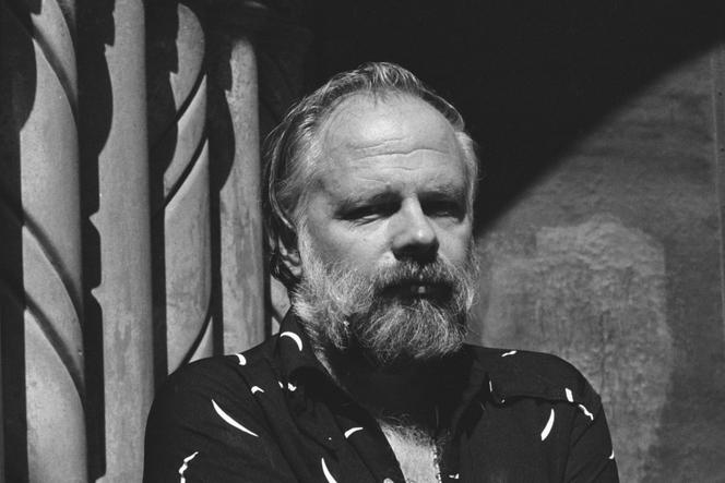 فیلیپ کی. دیک مقابل کلیسای سنت جوزف، سانتا آنا، کالیفرنیا. ۱۹۷۷ عکاس: فیلیپ هوپ