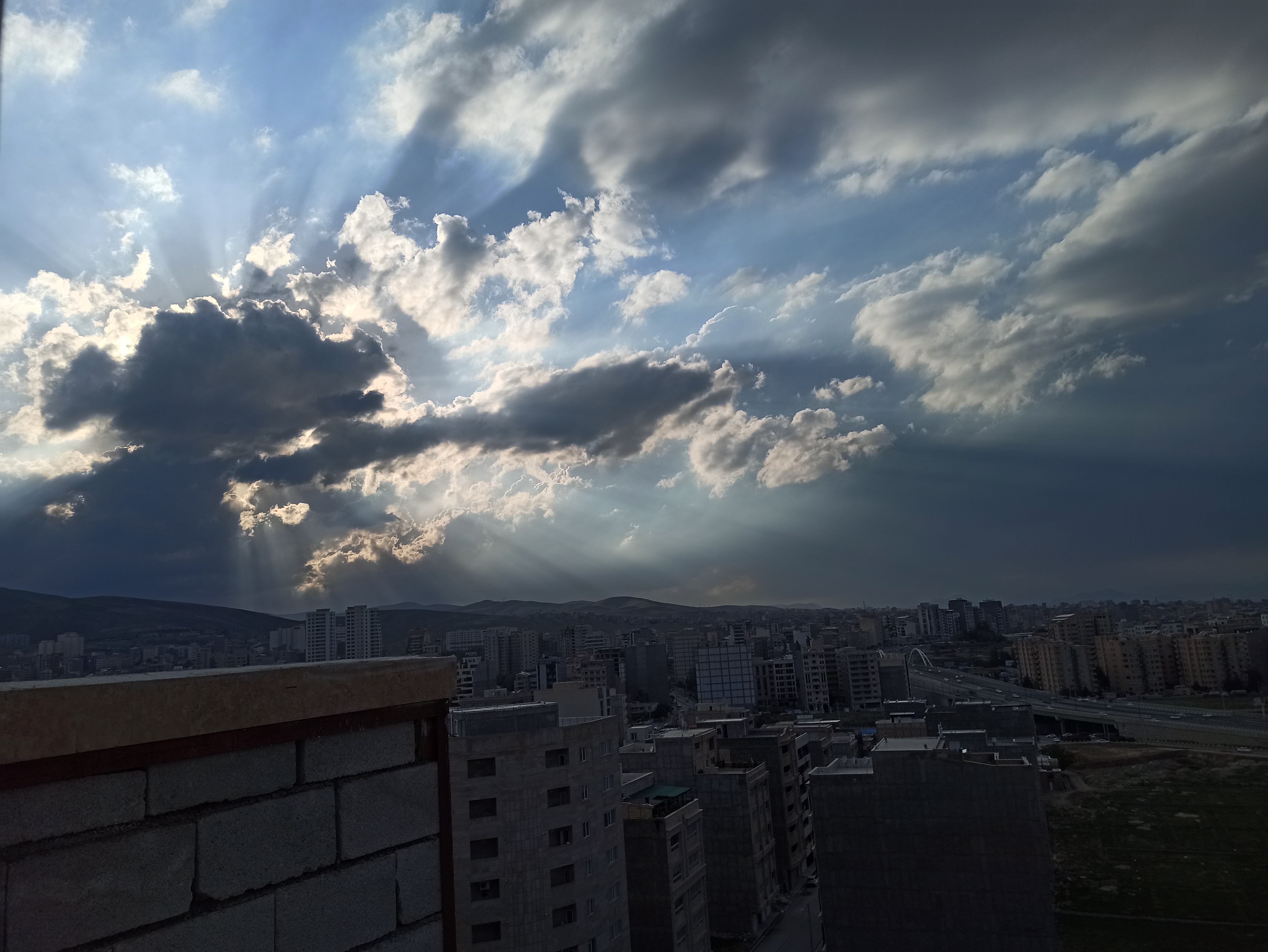 غروب ساعت ۱۷:۵۸ روز جمعه، هجده اردیبهشت.