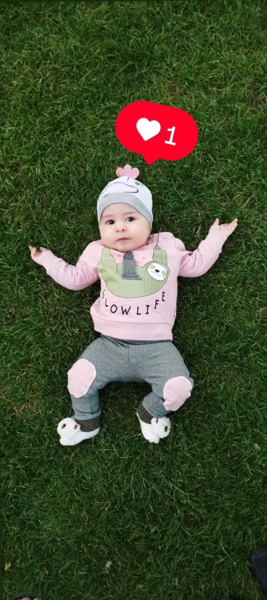 نگهداری جوجه رنگی اطلاعی ندارید؟ اگر می خواهید از تلف شدن و مرگ جوجه ها جلوگیری کنید تا برای مدت طولانی در کنار شما باشند باید شرایط زندگی خیلی خوبی را برای آنها فراهم آورید که در ادامه این نوشته به تمامی شرایط مناسب برای مراقبت از جوجه های رنگی اشاره خواهد شد. پس با چیکن دیوایس همراه باشید.

دستگاه جوجه کشی ارزان ایزی باتور 5 (12 تایی)
دستگاه جوجه کشی ارزان ایزی باتور ۵ (۱۲ تایی)
» جوجه کشی اسان و اتوماتیک از تخم مرغ
» مجهز به نمایشگر دیجیتالی دما و رطوبت
» امکان چرخش خودکار شانه ها
مشاوره خرید دستگاه
خرید دستگاه جوجه کشی ارزان ایزی باتور ۵ (۱۲ تایی)
دقت در انتخاب و خرید جوجه های رنگی 
زمانی که برای خرید این جوجه ها به پرنده فروشی ها مراجعه می کنید، لازم است که با دقت آنها را از هر لحاظ بررسی کرده و جوجه های بیمار را از سالم تشخیص دهید.

دقت در انتخاب و خرید جوجه های رنگی  - چیکن دیوایسپرنده هایی که بیمار هستند پس از چند روز از بین خواهند رفت و سودی برای شما نخواهند داشت، اما پرنده های سالم تا چند ماه می توانند زنده بمانند.

نکات مهم به هنگام خرید جوجه رنگی 
جوجه هایی که جیک جیک می کنند، کاملا سالم و سرحال هستند
جوجه های سالم پرهای مرتبی دارند و مدام به این ور و آن ور می روند.
جوجه های رنگی بیمار گوشه گیر هستند و معمولا بی حال و بی اشتها در یک گوشه کز می کنند.
جوجه هایی که بدنشان را پف میکنند و تمایلی به آب و غذا خوردن ندارند.
اگر بخواهید یک جوجه را بگیرید، معمولا جوجه سالم از شما فرار خواهد کرد، اما جوجه بیمار هیچ واکنشی نشان نخواهد داد.
یک جوجه سالم باید بال و پرهای سالمی داشته باشد و اصلا لنگ نزند.  لنگی پرنده ها یکی از علایم بیماری های ویروسی نیز خواهد بود.
پرنده را با یک دست بگیرید و با دست دیگر زیر بال های او را نگاه کنید، هیچ اثری از خون و کبودی نباید باشد، هم چنین پاها و انگشتان او را بررسی کنید که کاملا سالم و بدون کبودی و خونریزی باشد. مقعد پرنده نیز باید کاملا تمیز و خشک باشد، پرنده هایی که اسهال داشته باشند، لکه های فضولات را دور مقعد آنها مشاهده خواهید کرد