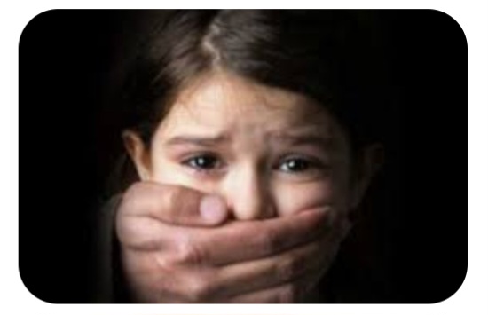 جنی هاینز (Jenny Haynes)، که حالا با نام تری (Trisha) شناخته می‌شه، یکی از مشهورترین موارد واقعی اختلال هویت تجزیه‌ای در جهانه. او در کودکی قربانی تجاوزهای وحشیانه‌ی پدرش بود—نه یک‌بار، بلکه به‌صورت مکرر و سیستماتیک. این سوءاستفاده‌ها آن‌قدر شدید و مداوم بودن که روان او برای بقا، بیش از ۲۵۰۰ شخصیت مختلف خلق کرد. هرکدوم از این شخصیت‌ها، بخش خاصی از خاطرات یا هیجانات دردناک رو در خودشون نگه داشتن.