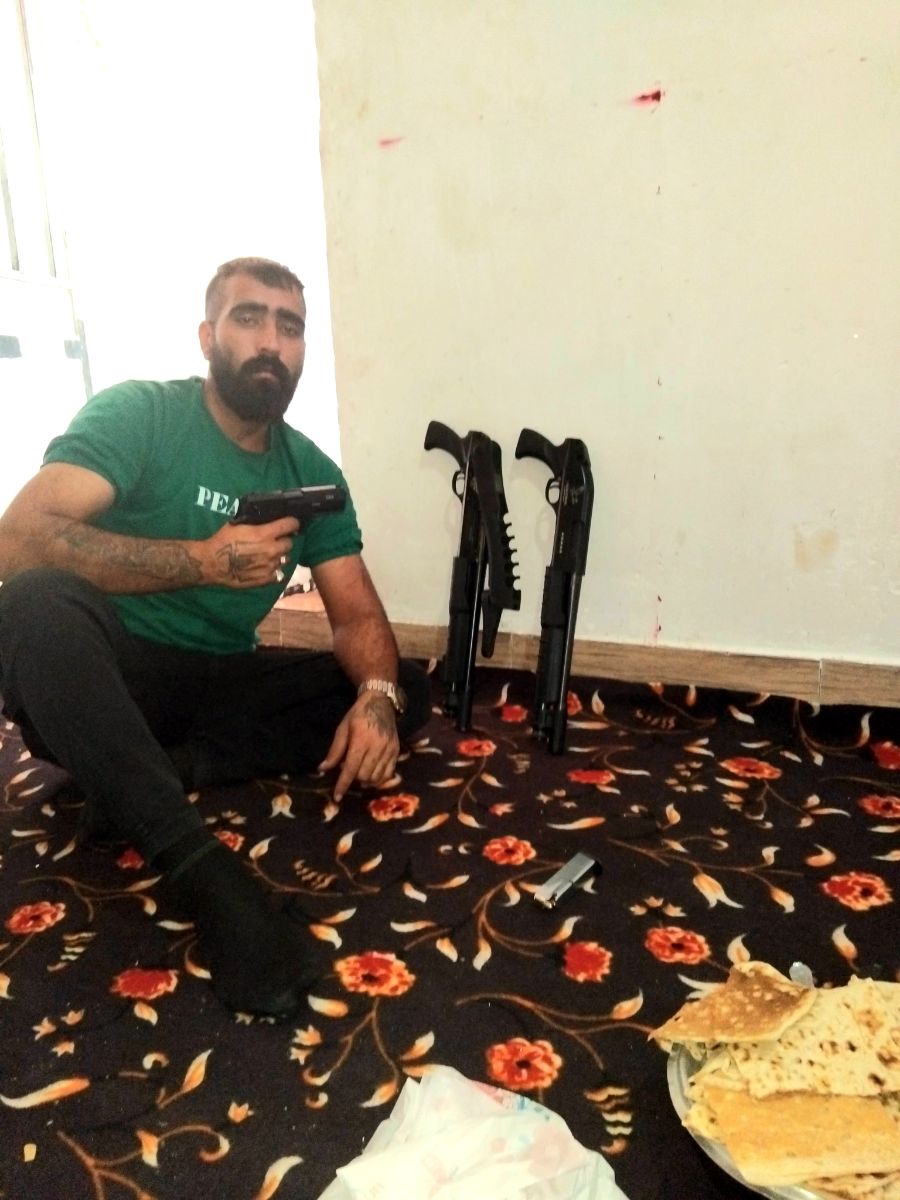 خرید فروش صلاح گرم ک سرد .علی ثابتی زاده  زندانی سابقه دار که بالغ بر ۱۶ بار در چنگال قانون قرار گرفته که هرسری روانه زندان و پس از مدتی ازاد شده  و هیچ یک از سابقه هایش برایش درست عبرتی برای  کنار گذاشتن اوباش گری  نداشته