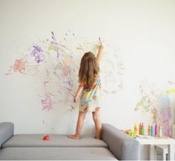 چرا کودک روی دیوار نقاشی میکشد؟