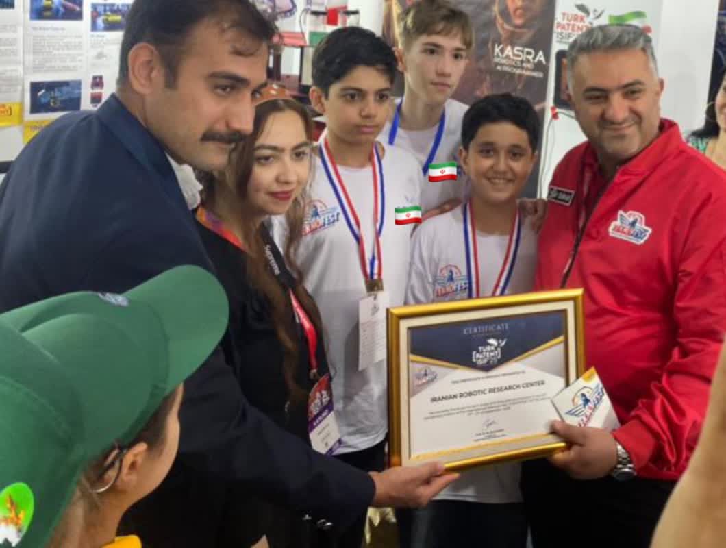 یاسین سری پور- در کنار وزیر صنعت کشور ترکیه