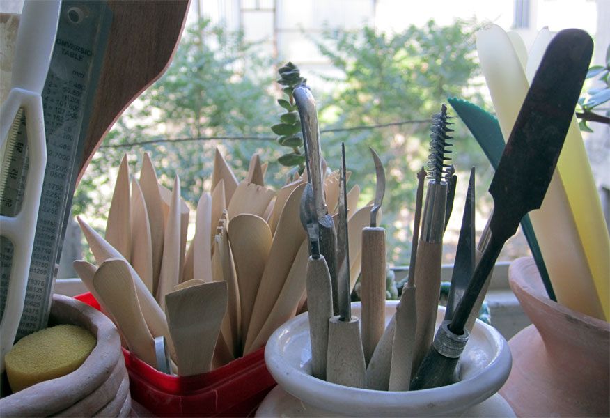 گوشه ای از آتلیه آسمان سفالی