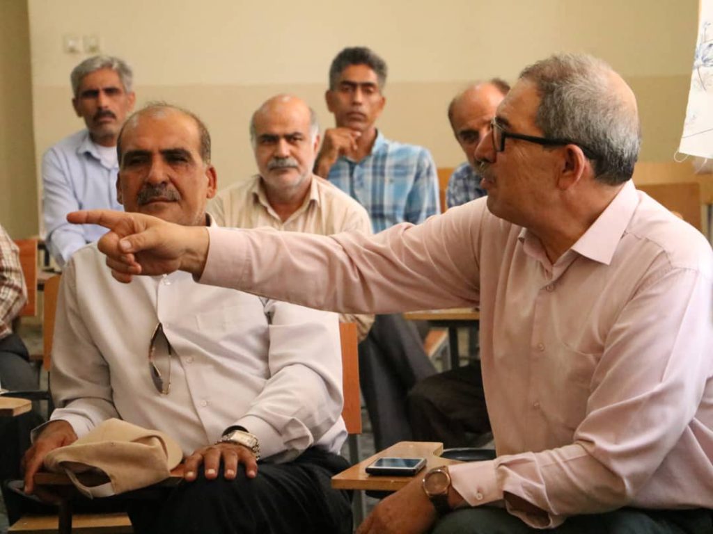 شکل ۱‌. برگزاری کارگاه‌های آموزشی با مشارکت تولیدکنندگان پیشرو خرمای پیارم در شهرستان حاجی‌آباد (تابستان ۱۴۰۱)