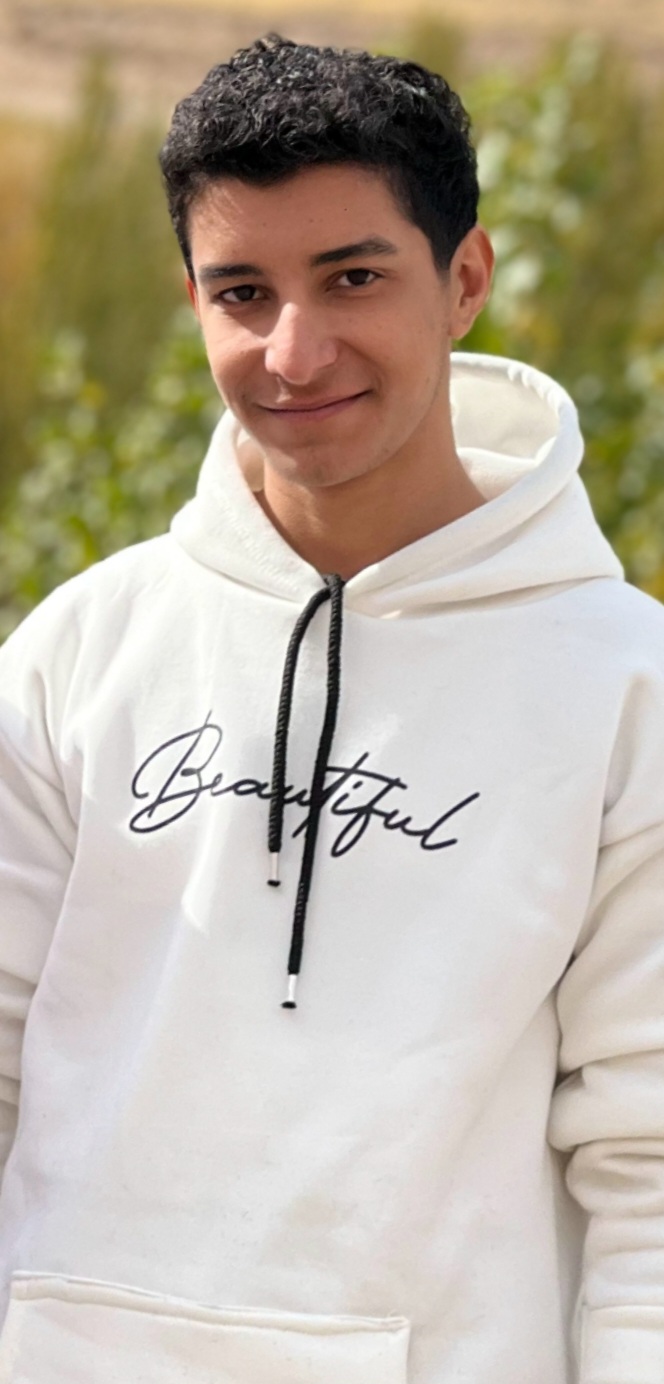 هر روز یه قدم کوچیک برداشتم، گاهی با ترس، گاهی با شک. اما همین قدم‌ها بود که مسیر رو ساختن و امروز باعث شدن حس کنم مسیرم ارزشمند بوده، حتی اگه هنوز راه زیادی مونده باشه