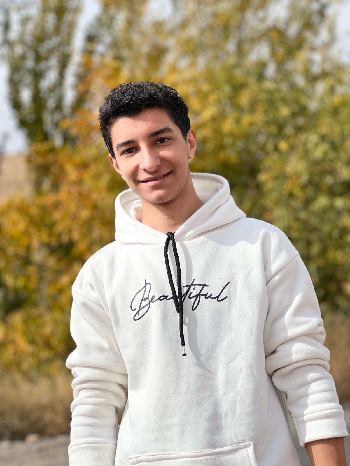 راه همیشه صاف نبود و بارها زمین خوردم، اما دوباره بلند شدم. هر شکست و هر تلاش، بخشی از مسیر بود. شاید هنوز خیلی چیزا مونده، ولی همین مسیر و تجربه‌ها باعث شدن به جایی برسم که امروز ایستادم