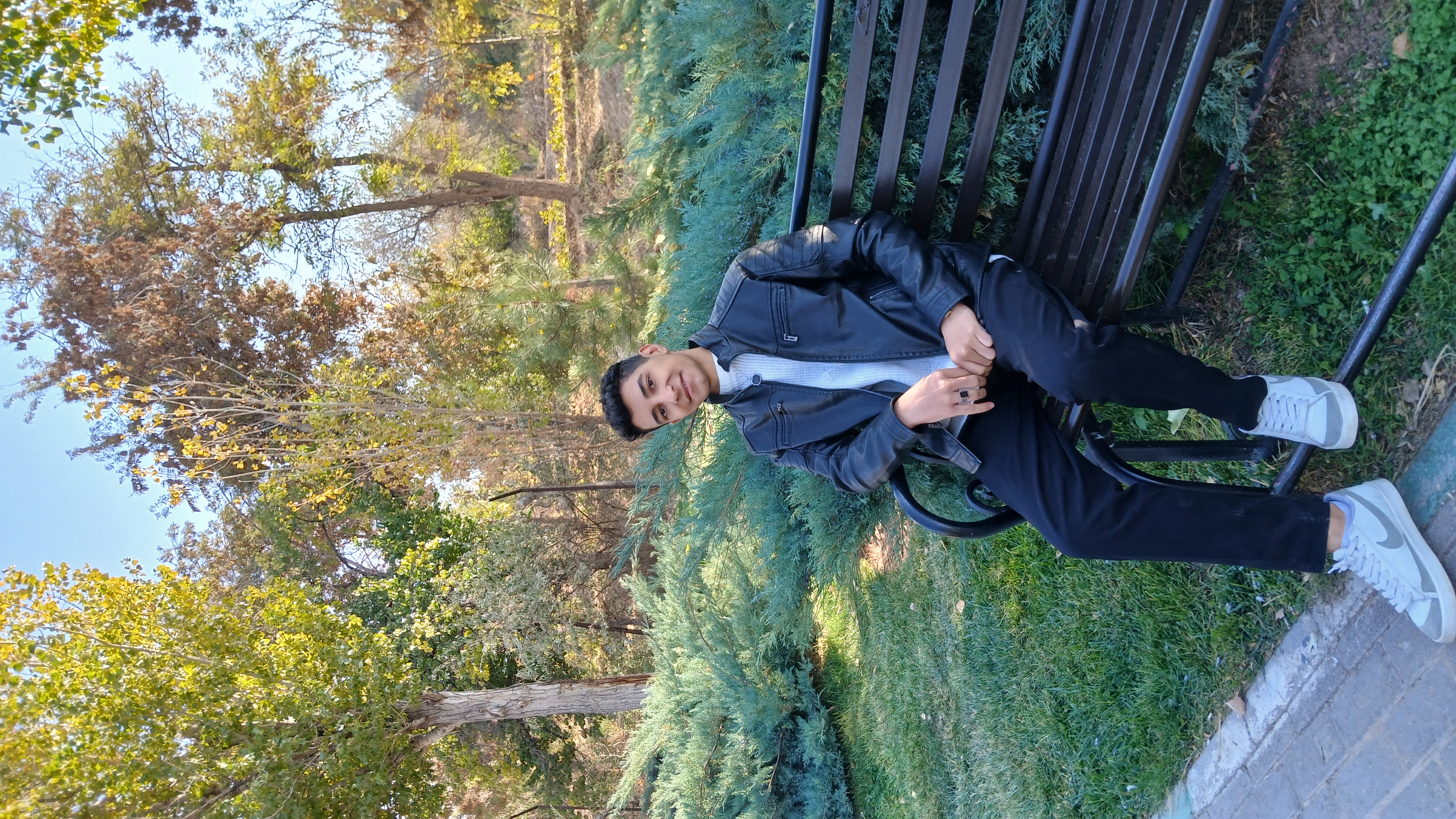 شکرگزار لحظه‌هایی هستم که شاید ساده به نظر بیان، اما توی دلشون یه دنیا آرامش و معنا دارن. هر قدمی که برداشتم، هر تجربه‌ای که داشتم، یه نشونه بود که منو تا اینجا رسوند. برای داشته‌هام، آدم‌هام و فرصت‌هایی که بهم داده شده، از دل و جان سپاسگزارم