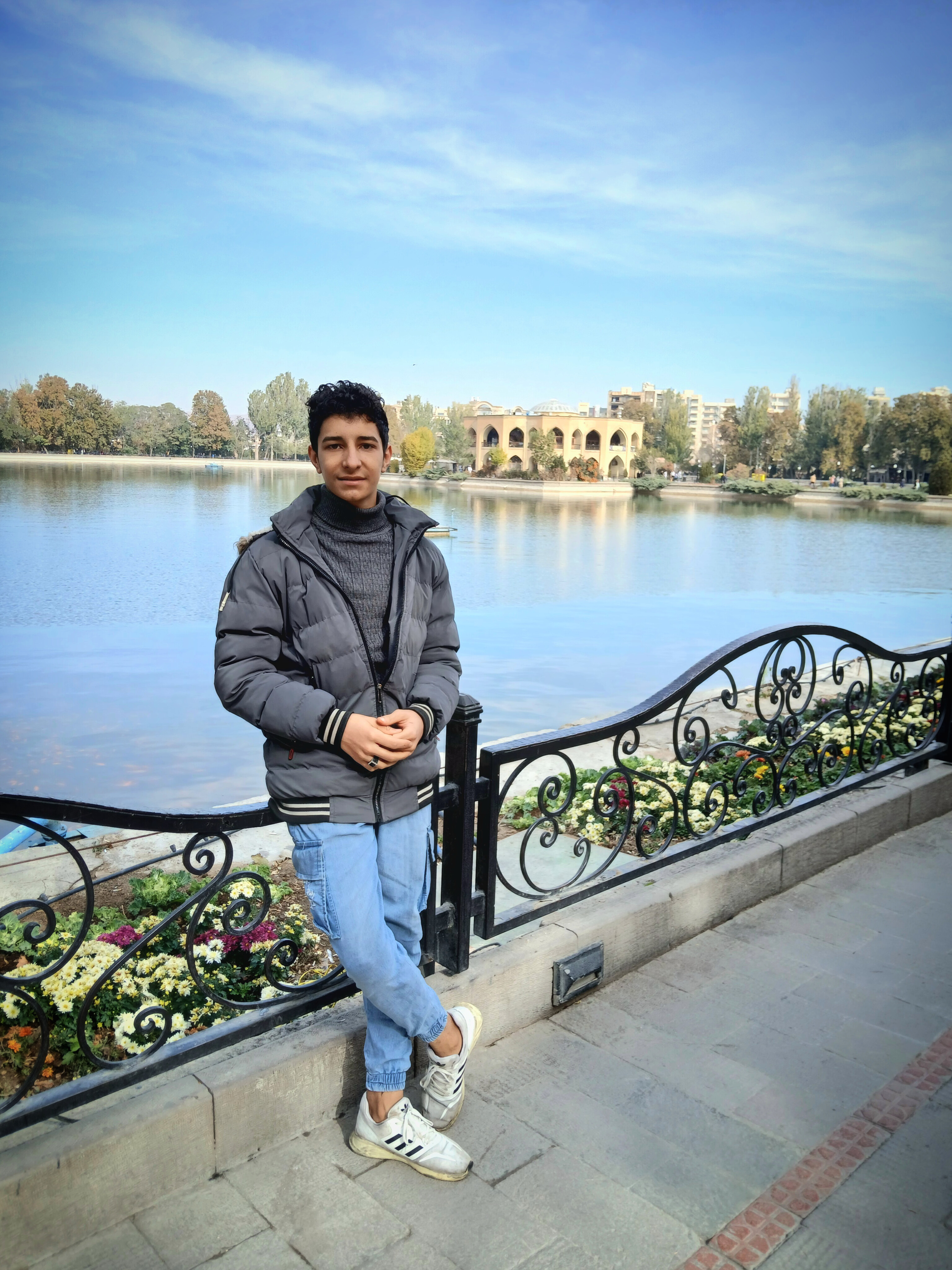 مسیر رسیدن من همیشه هموار و ساده نبود. بارها زمین خوردم و دوباره شروع کردم. سختی‌ها بخشی از راه من بودند و هنوز هم یاد می‌گیرم. اینجا می‌نویسم نه برای نمایش، بلکه برای یادآوریِ اینکه رشد در دلِ همین تجربه‌های پرچالش شکل می‌گیرد.