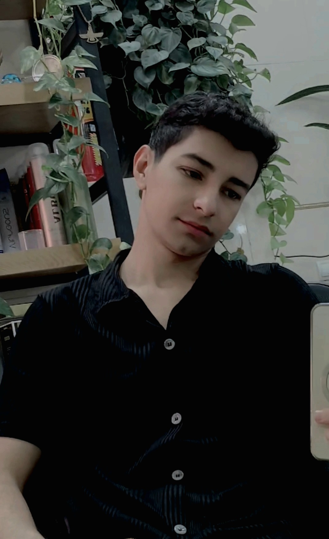 شکرگزار لحظه‌هایی هستم که شاید ساده به نظر بیان، اما توی دلشون یه دنیا آرامش و معنا دارن. هر قدمی که برداشتم، هر تجربه‌ای که داشتم، یه نشونه بود که منو تا اینجا رسوند. برای داشته‌هام، آدم‌هام و فرصت‌هایی که بهم داده شده، از دل و جان سپاسگزارم