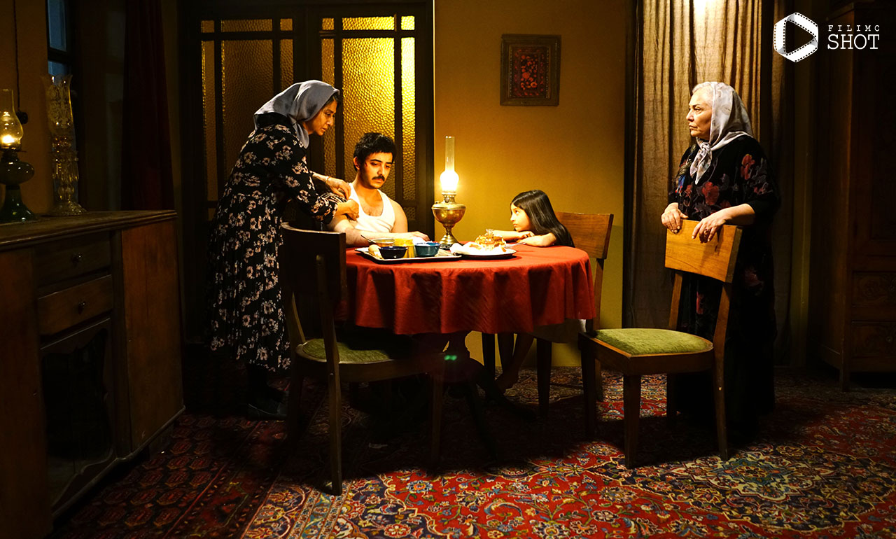 «رویا جاویدنیا»، «مهرو نونهالی»، «رونیکا بهرام زاده» و «علی شادمان» در نمایی از فیلم سینمایی «آدم فروش»