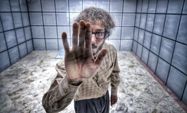 «بهرام افشاری» در نمایی از «مرد عینکی»