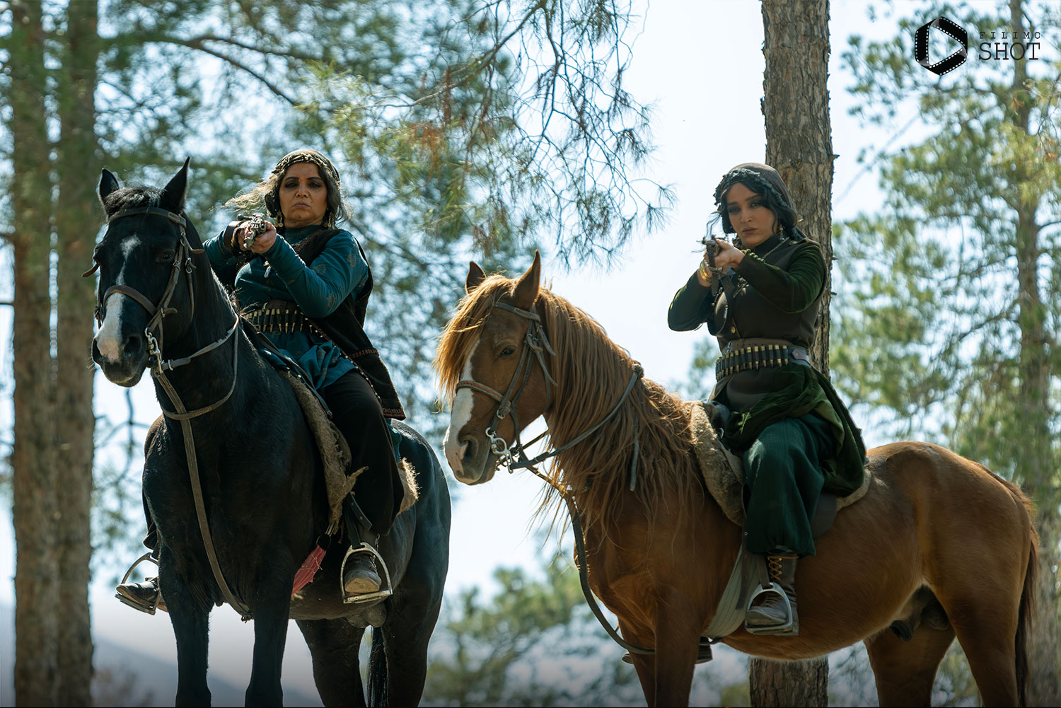 «الهام پاوه نژاد» و «الهام نامی» در نمایی از سریال «شکارگاه»