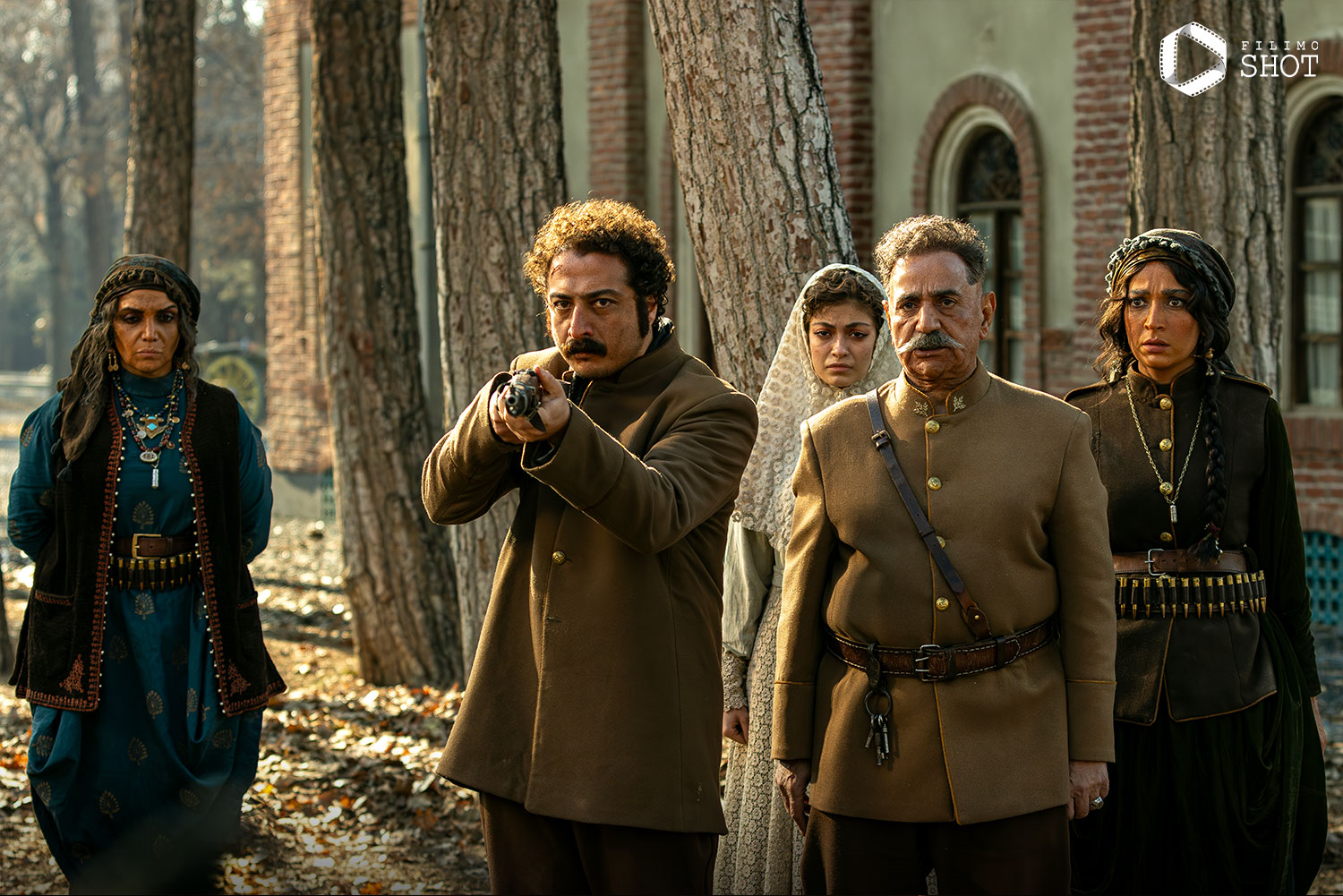 «پرویز پرستویی»، «الهام پاوه نژاد»، «ستایش دهقان»، «عرفان ابراهیمی» و «الهام نامی» در نمایی از سریال «شکارگاه»