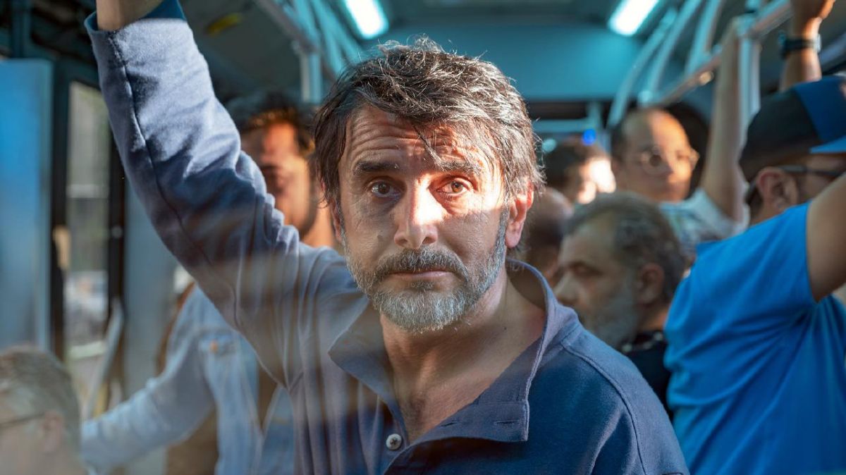 «امین حیایی» در نمایی از فیلم «زیبا صدایم کن»