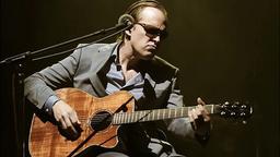 گیتار آکوستیک چه فرقی با گیتار کلاسیک دارد و کدامیک برای شما مناسب‌تر است؟