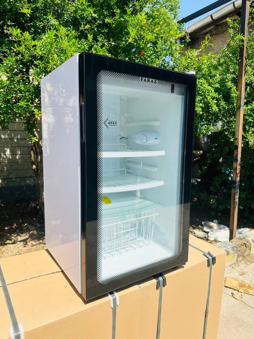 امروز داخل کارخانه یخچالسازی سیوان همه چیز متفاوت تر بود بچه های بخش تولید سخت مشغول تولید یخچال کوچک اما زیبا بودند.این یخچال کوچک سیوان بسیار زیبا و کاربردی است و بچه های خط تولید سیوان برای تولید این یخچال بسیار زحمت کشیده اند.