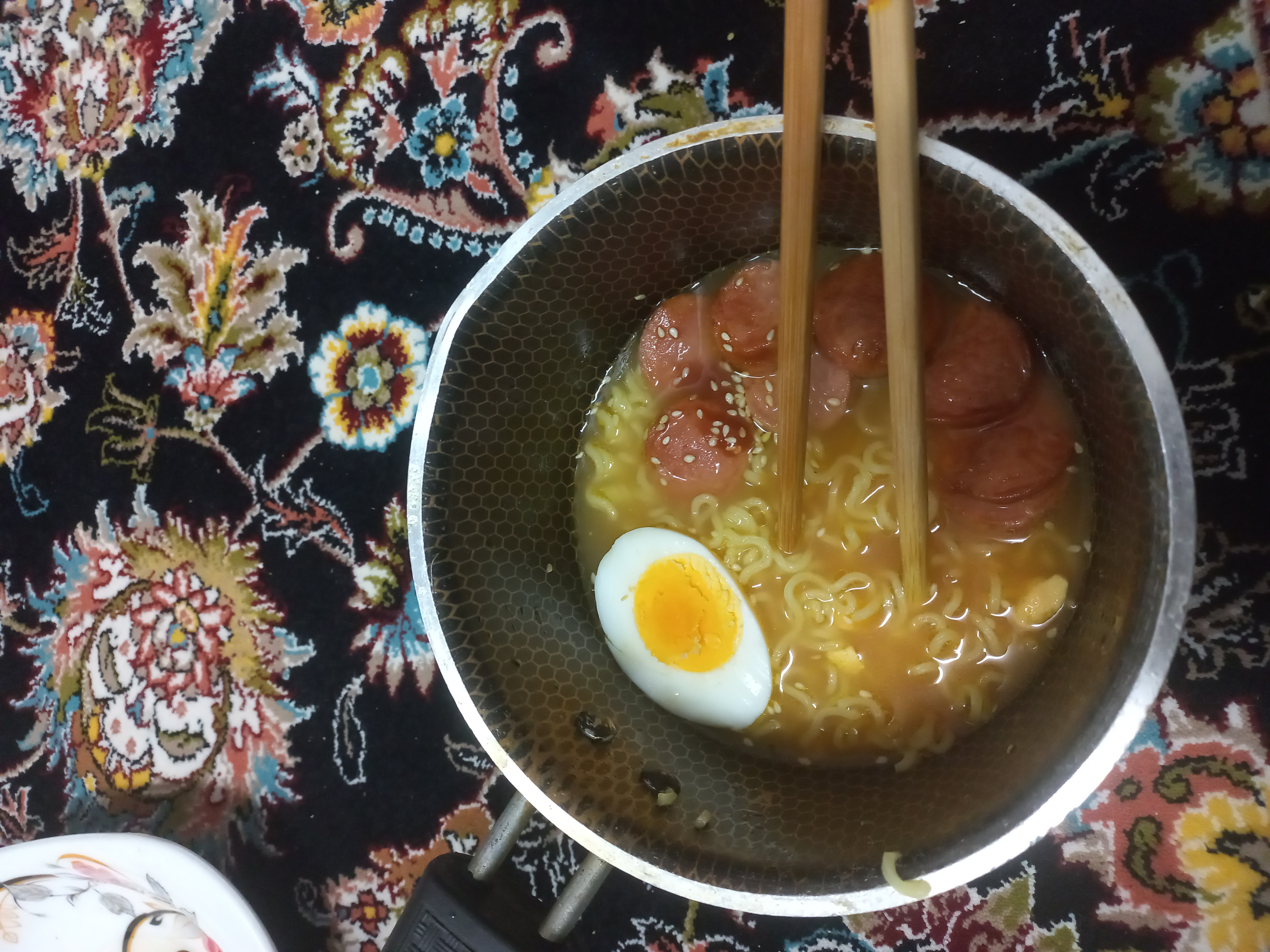 ساده‌ترین نوع غذا... نودل ۲۵۰۰۰ تومانی، یک عدد تخم مرغ ۱۰ ۱۲۰۰۰ تومان، نصف یک سوسیس معمولی(گربه‌های دانشگاه) ۱۰۰۰۰ تومان! یک قاشق روغن و آبم مهمون "یاسمن" در کل ۴۷۰۰۰ تومان.