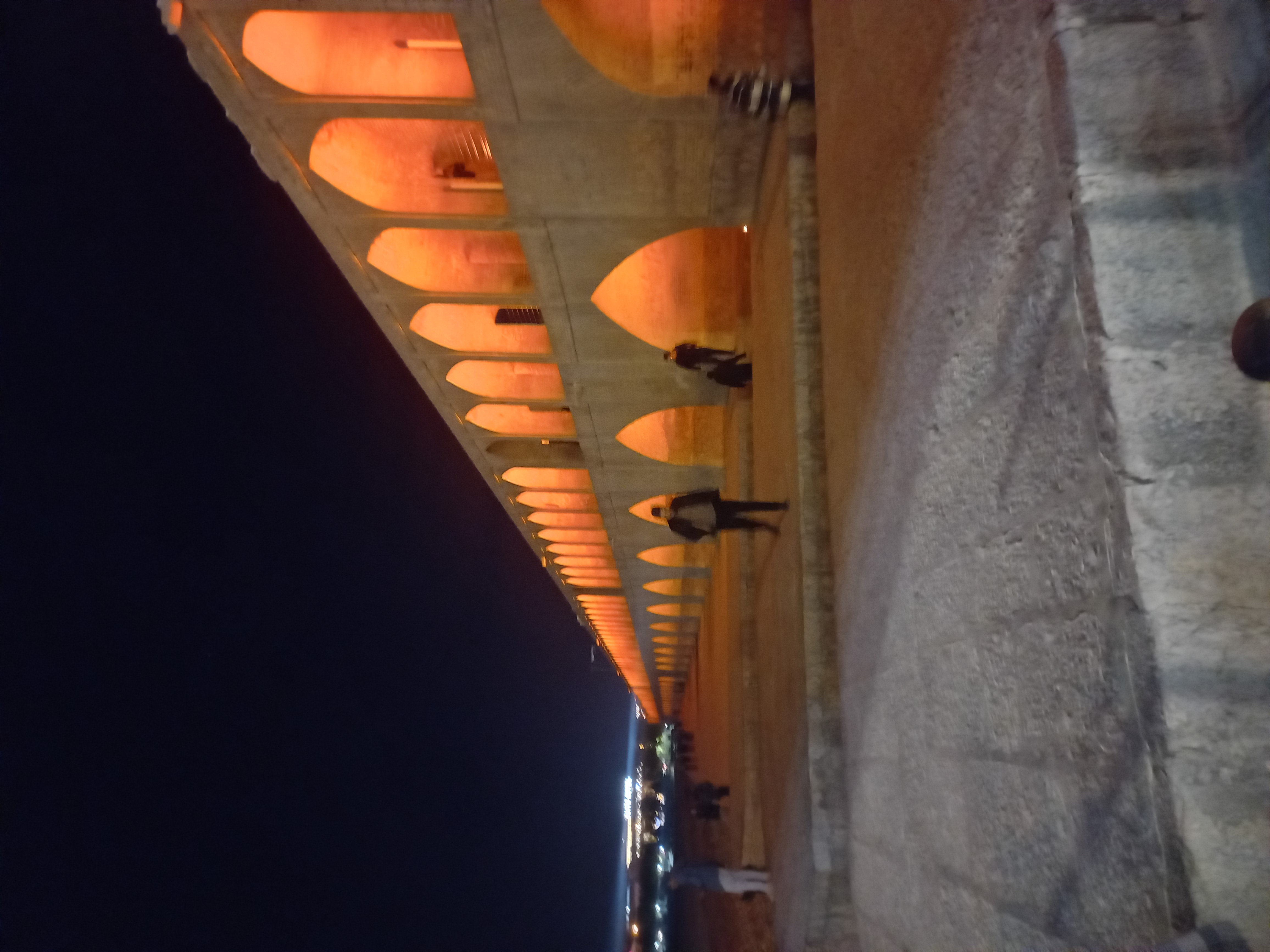 اصفهان و سی و سه‌‌ پل و شب‌گردی و...