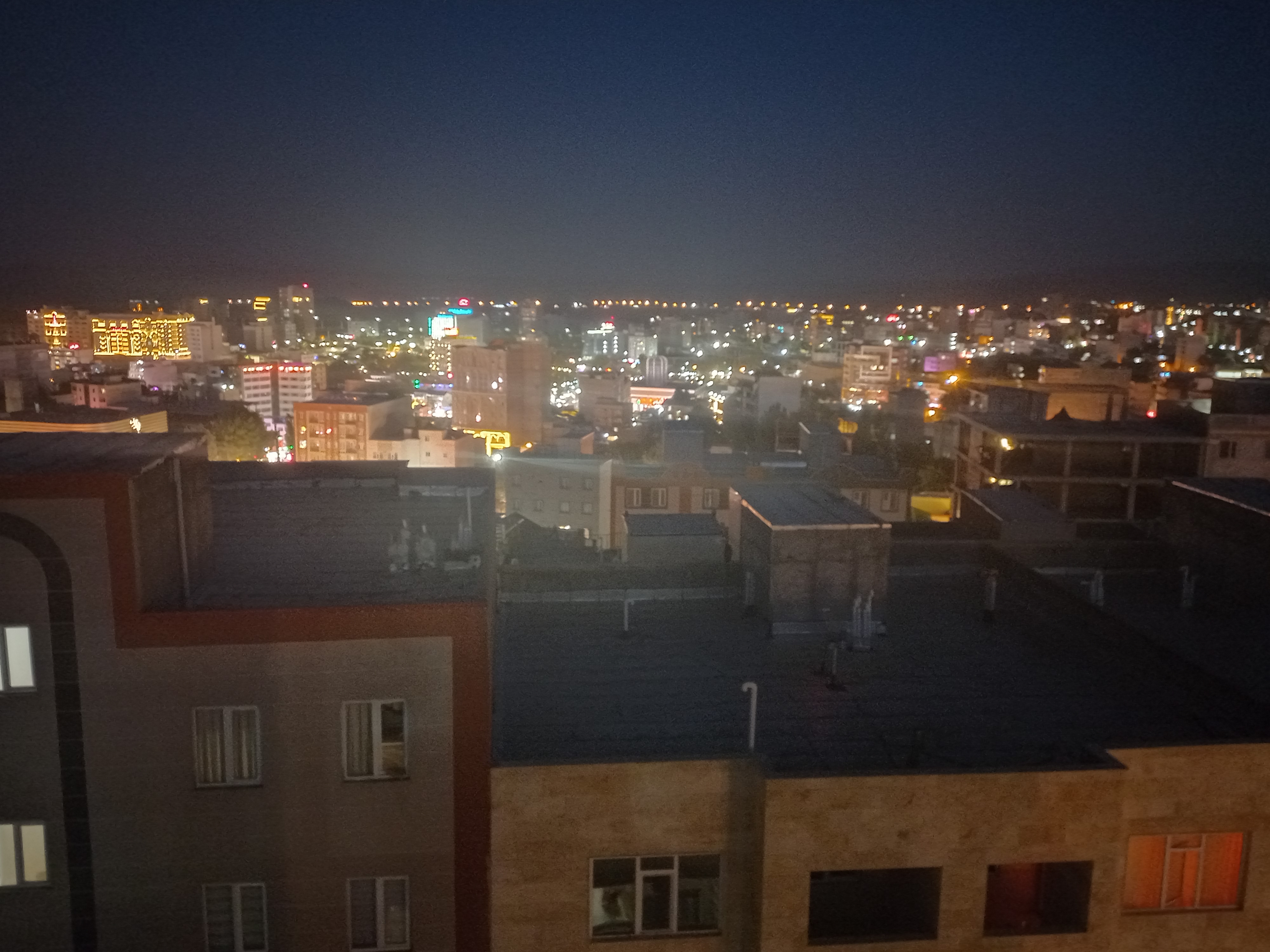 شبی که یکی از دوستام پیشم کام اوت کرد! مسافرت بودیم و این عکس رو از بالکن هتل گرفتم!